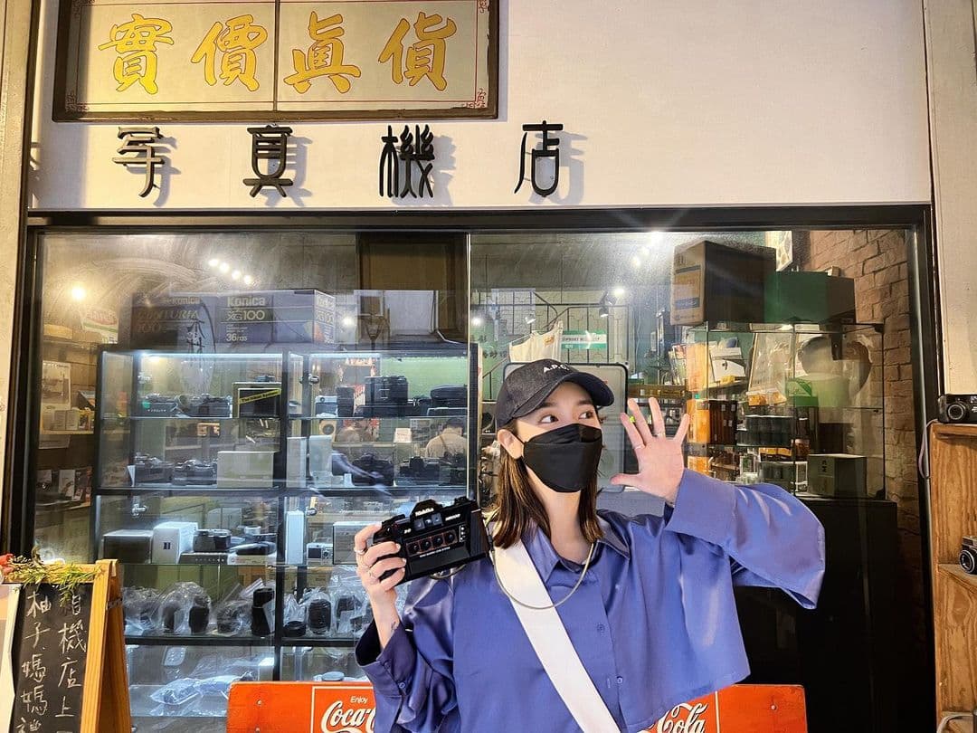 曹佑寧發現王淨很愛擺的拍照動作,果然很容易就可以在王淨的IG裡找到。(翻攝自王淨IG)