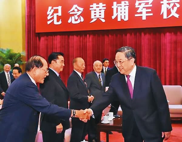 部分退役將領無視軍方勸阻,在2014年間組團到中國參加黃埔活動。圖為中國全國政協主席俞正聲(右)與前聯勤副總司令羅文山中將(左1)、前國防大學校長夏瀛洲上將(左2)、前國防部副部長王文燮上將(左3)等人握手。(翻攝新華網)