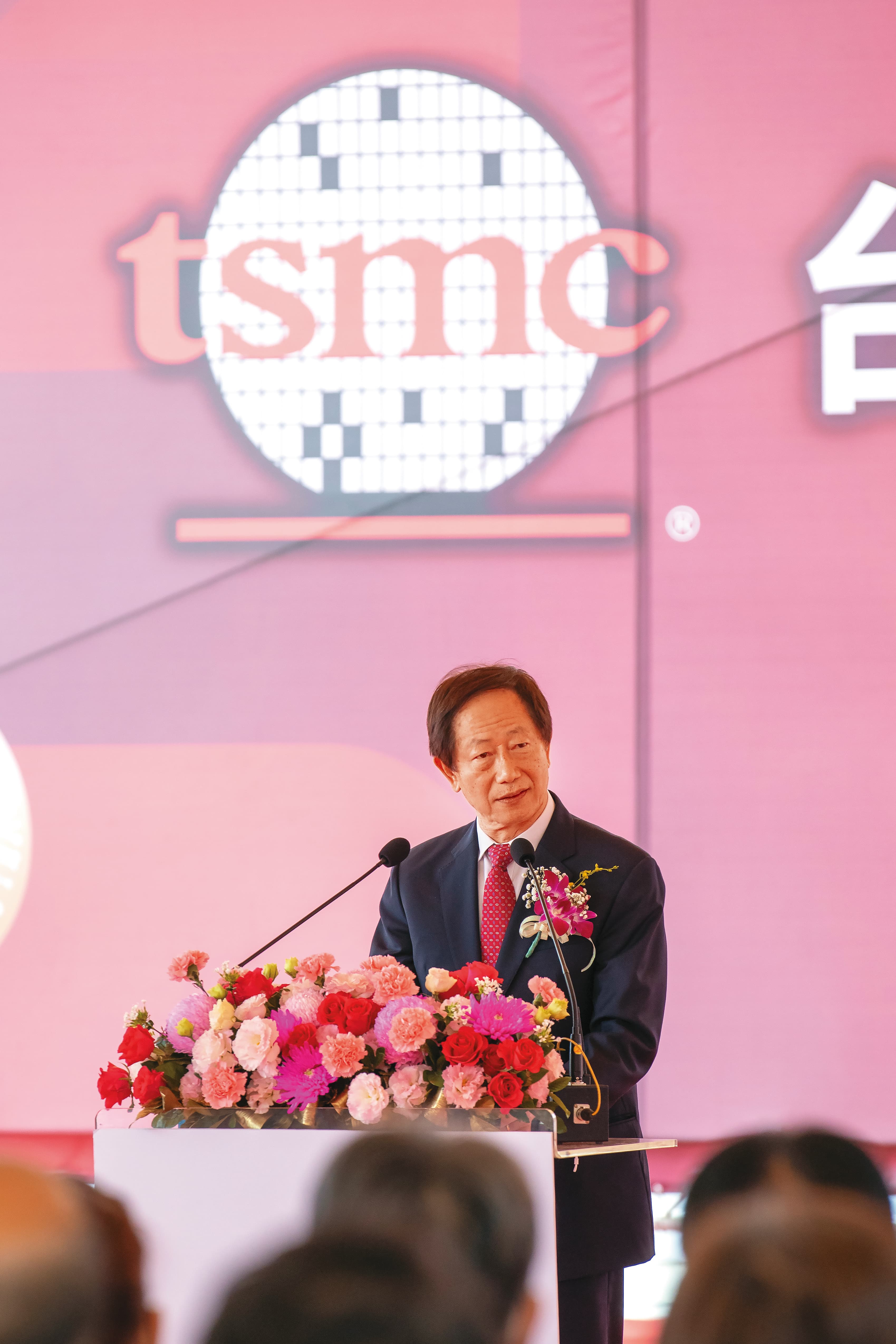 劉德音在南科3奈米擴廠典禮說:「2奈米晶圓廠會落腳在新竹與台中科學園區,都依計畫持續進展中。」
