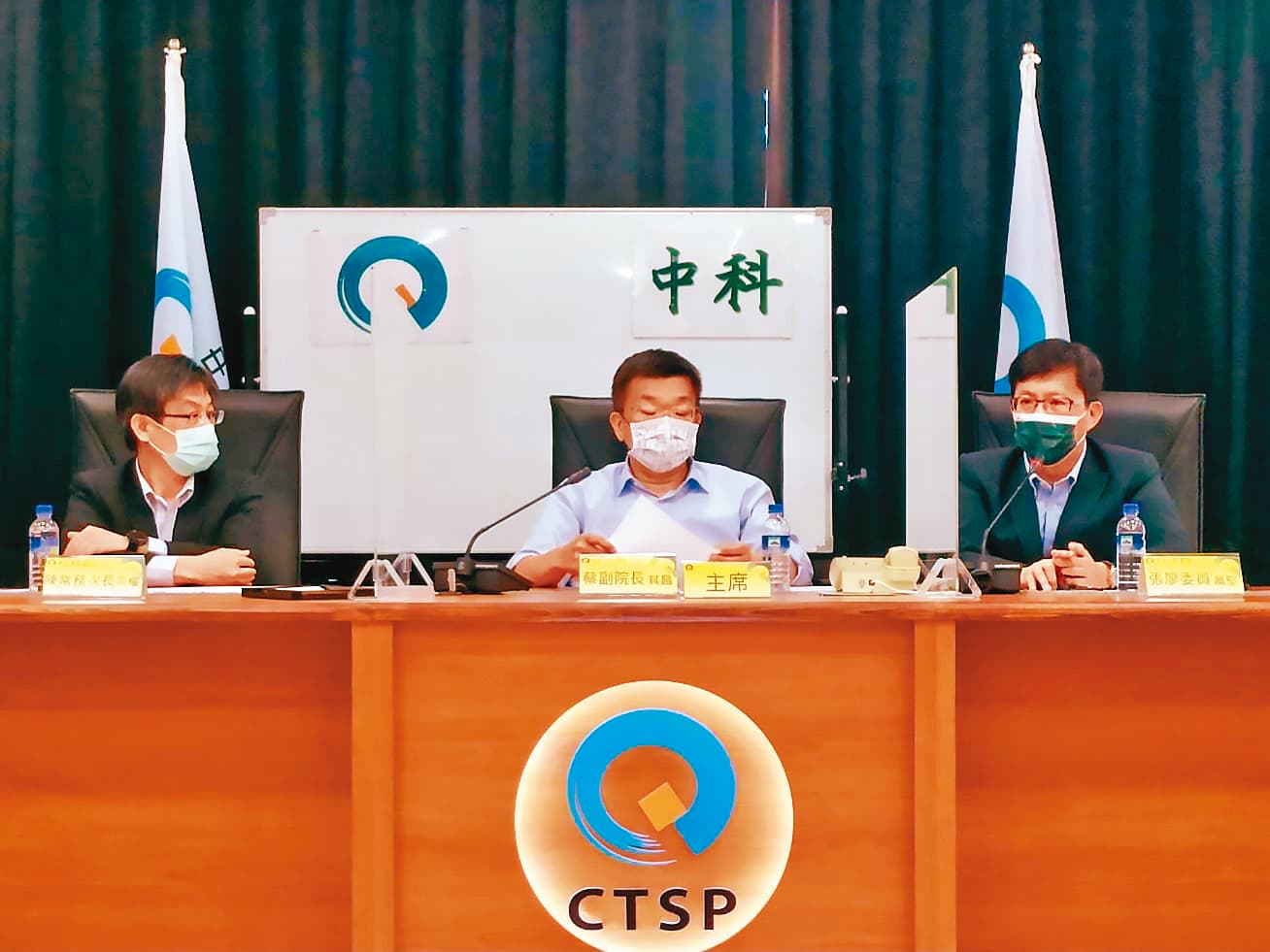 立法院副院長蔡其昌(中)去年5月主持公聽會,針對興農球場會員補償機制協商。(翻攝立法委員張廖萬堅臉書)