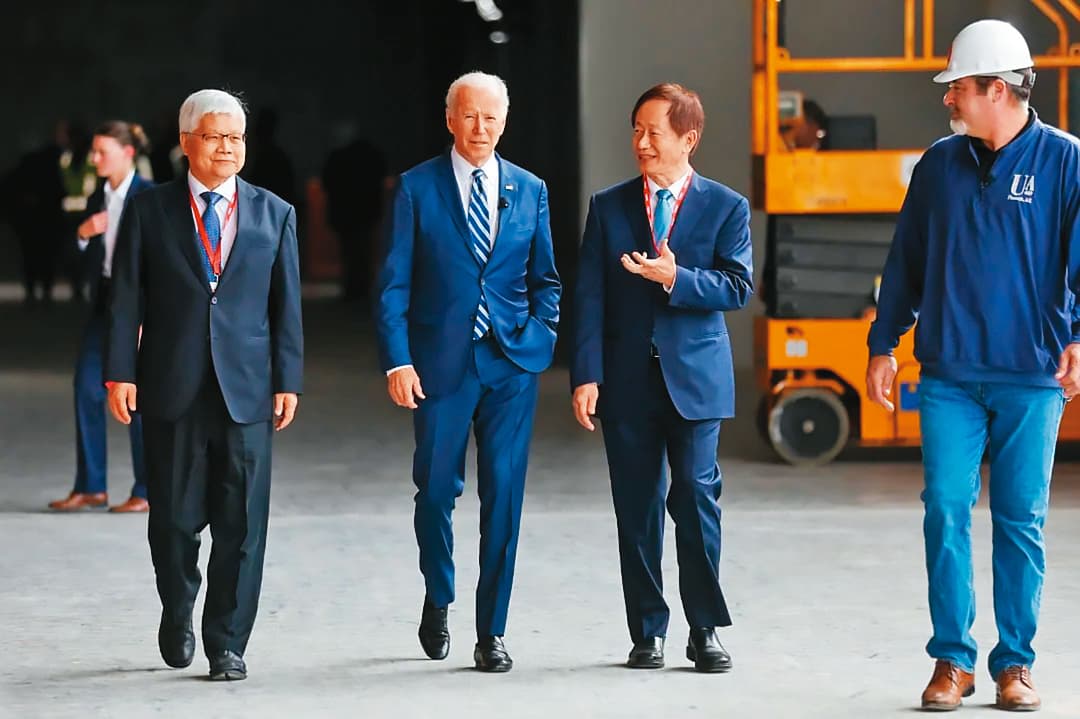 美國亞利桑那廠都還沒量產,台積電就宣布要擴增3奈米。右2為台積電董事長劉德音,左2為美國總統拜登。(美國在台協會AIT臉書)
