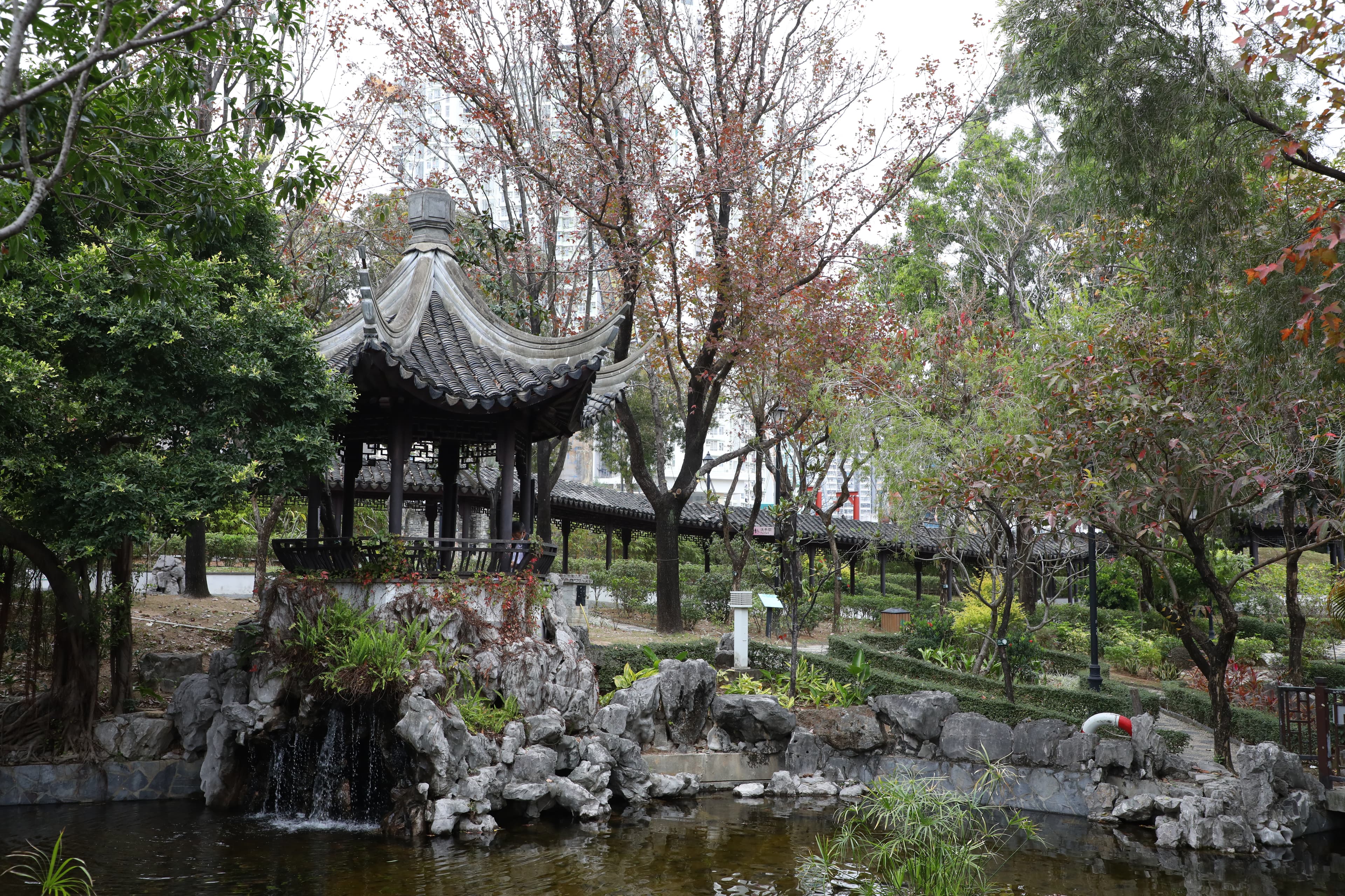 九龍寨城清拆後改建為一座中式庭園公園。