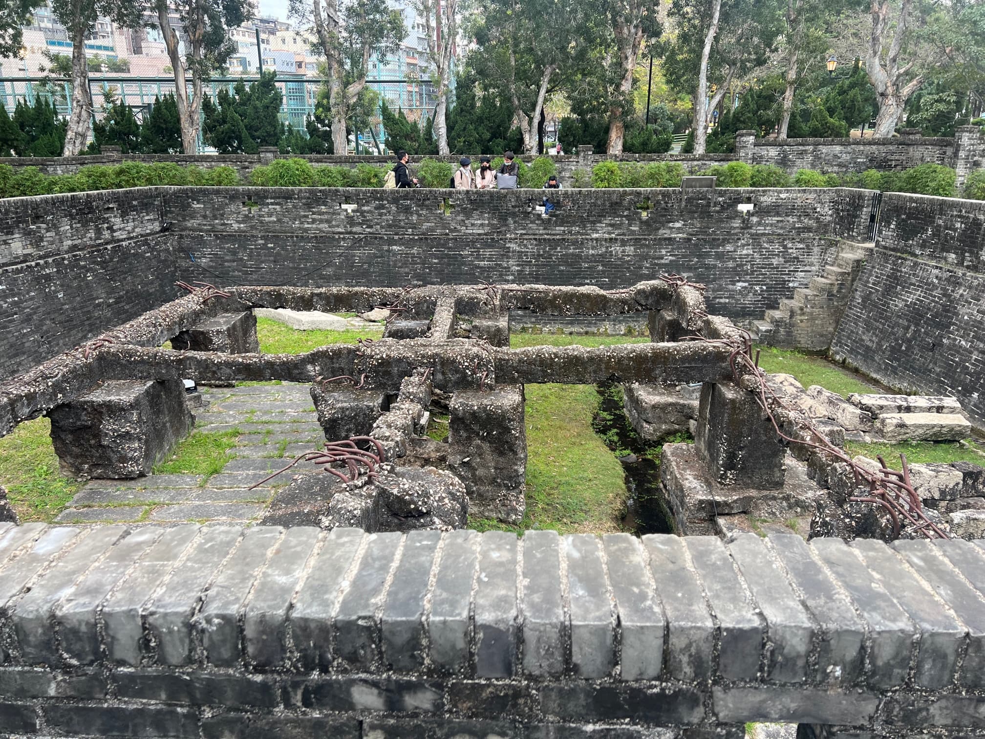 拆除途中,還考古挖掘出寨城遺跡。