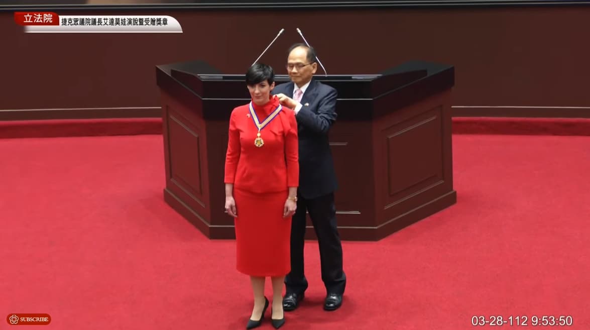 游錫堃親贈榮譽獎章給艾達莫娃。(翻攝自國會頻道YouTube)