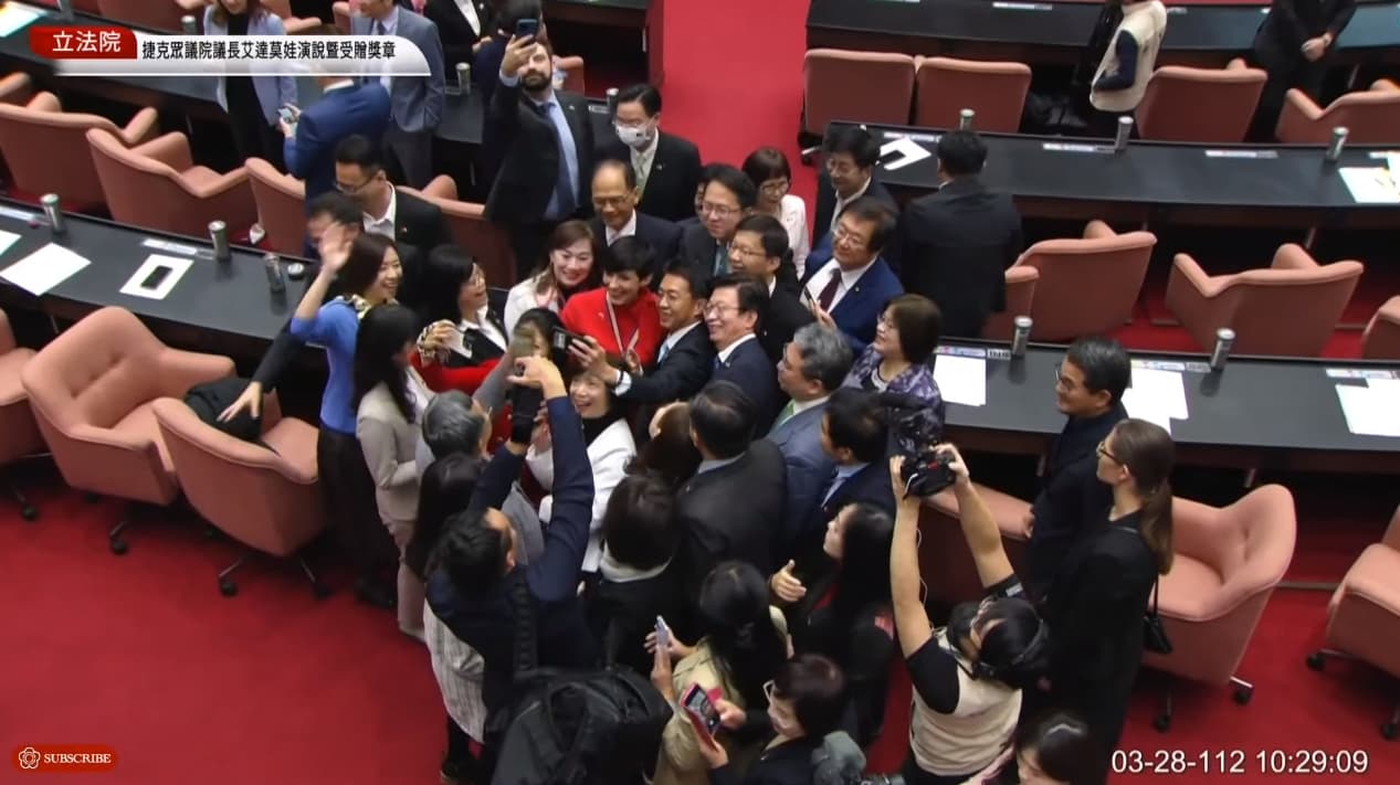 艾達莫娃演說後,不少立委簇擁與她一同自拍留念。(翻攝自國會頻道YouTube)