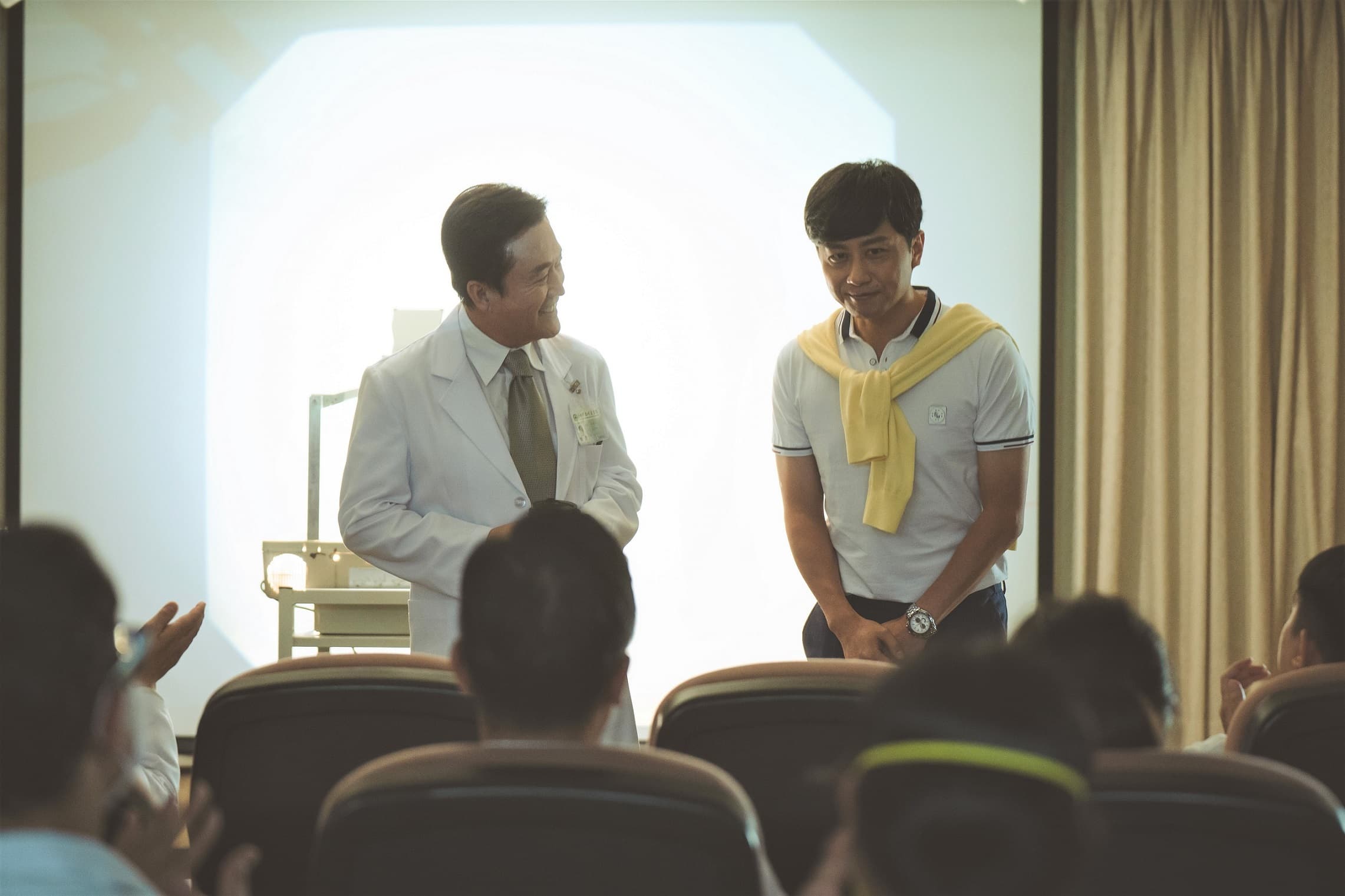 Danny(右)《和平歸來》劇中飾演空降部隊內科醫師,與飾演長官的檢場(左)關係良好。(公共電視)