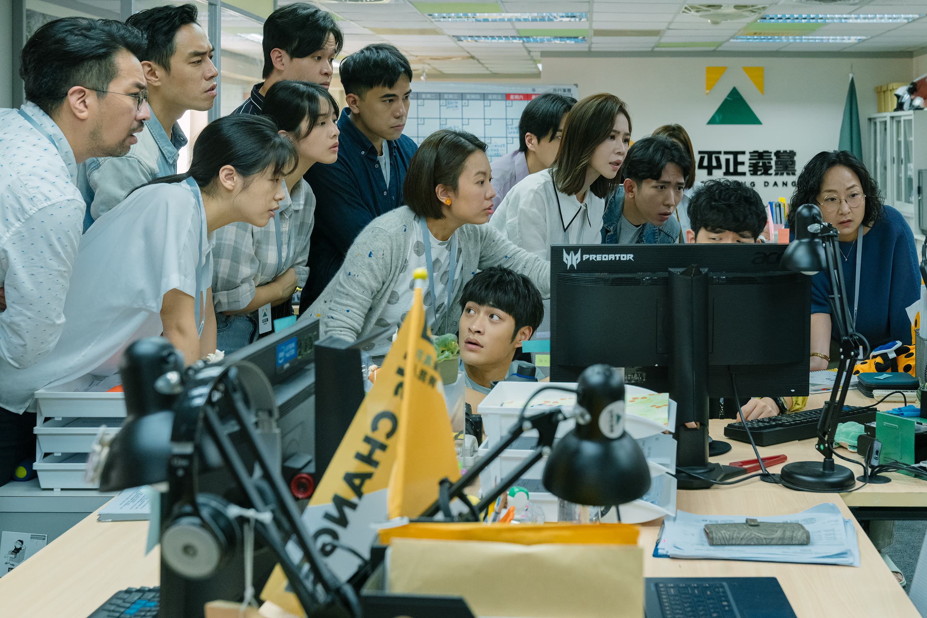 《人選之人-造浪者》釋出辦公室篇花絮 黨部團結熱血氛圍成看點。(Netflix提供)
