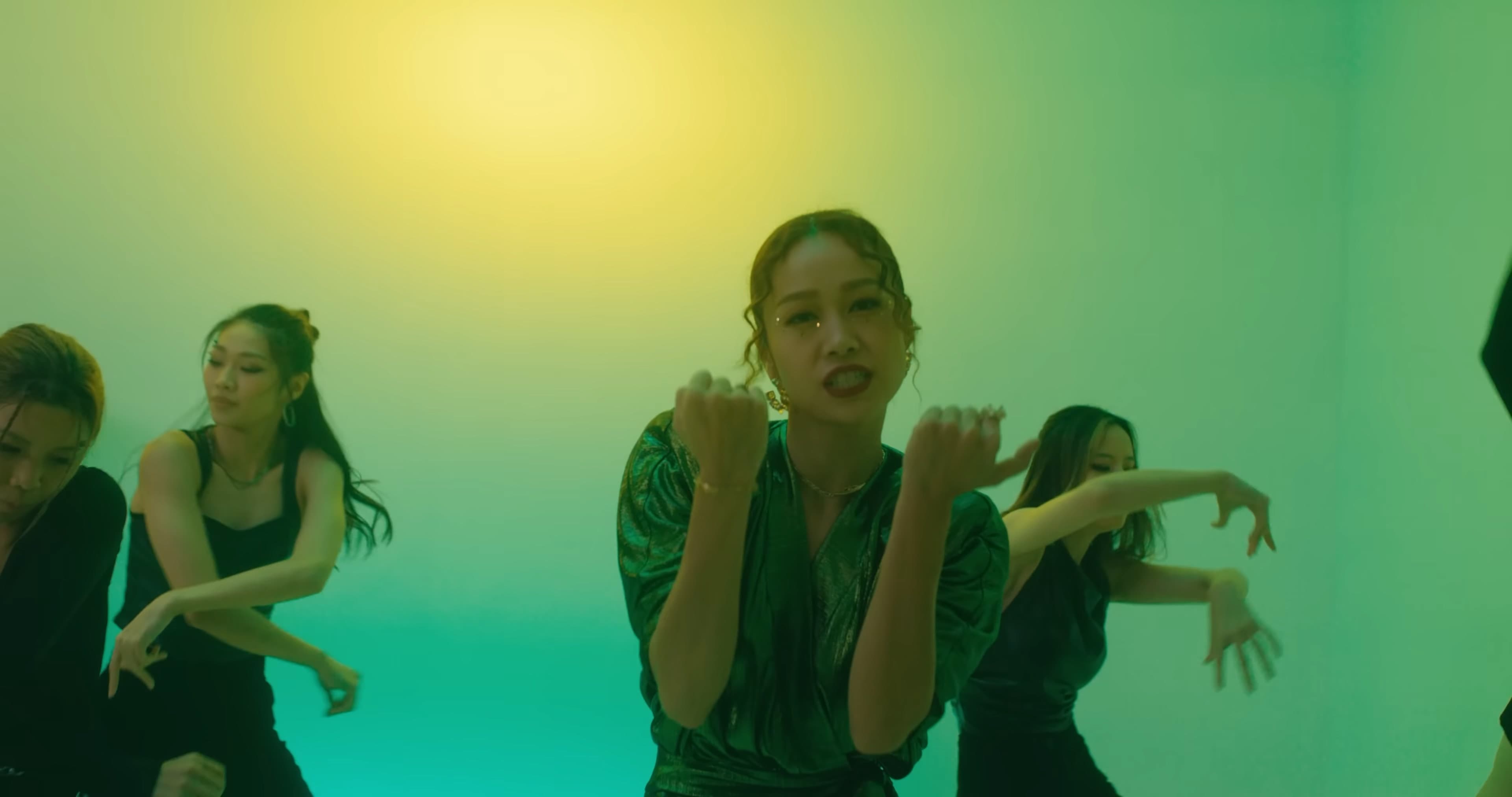 黃心穎在沉寂3年後近日以動感歌手之姿復出。(翻攝自〈Crown Me〉MV)