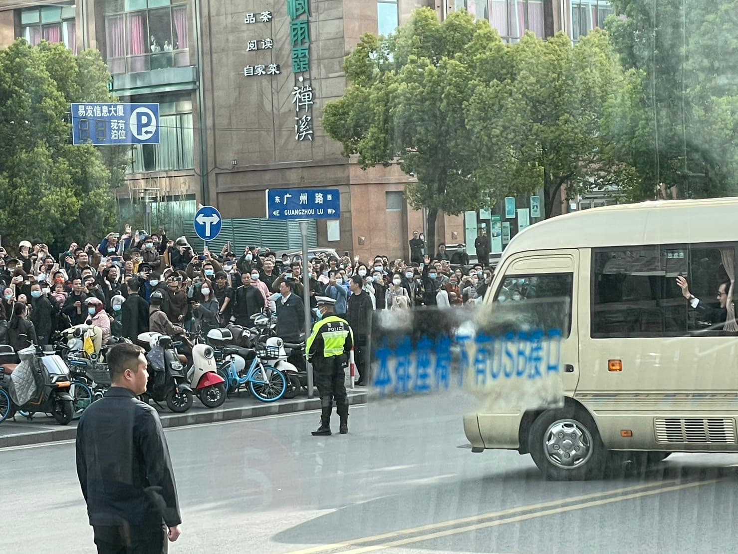 馬英九打開窗戶親民和民眾打招呼。(馬辦提供)