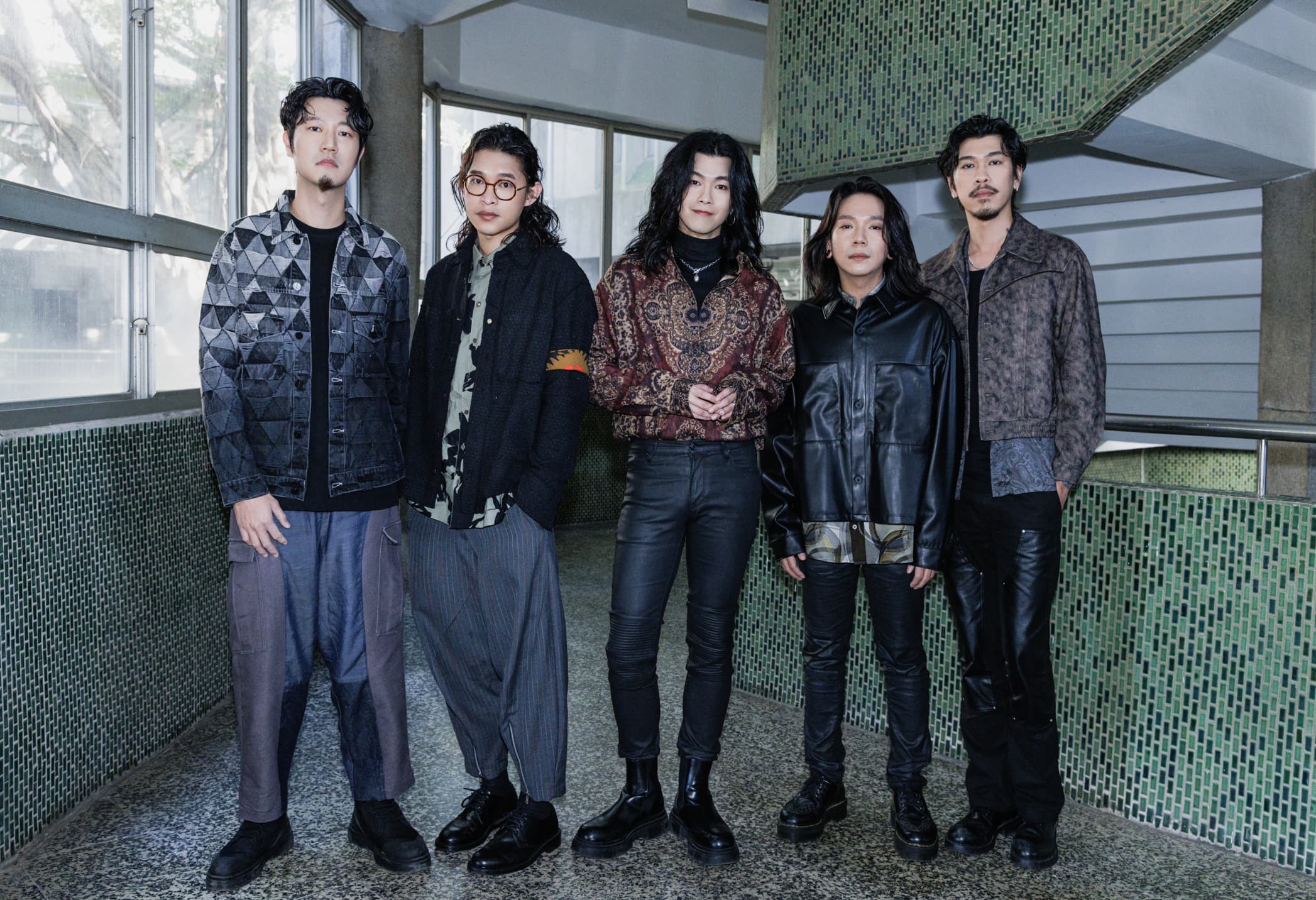 麋先生打造《模仿犯》主題曲〈一種說法〉,也嘗試把追逐、纏鬥等緊湊氣氛寫進去。(相信音樂提供)