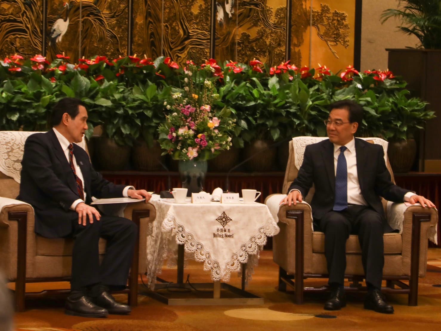 馬英九和江蘇省委書記信長星談話。(馬辦提供)