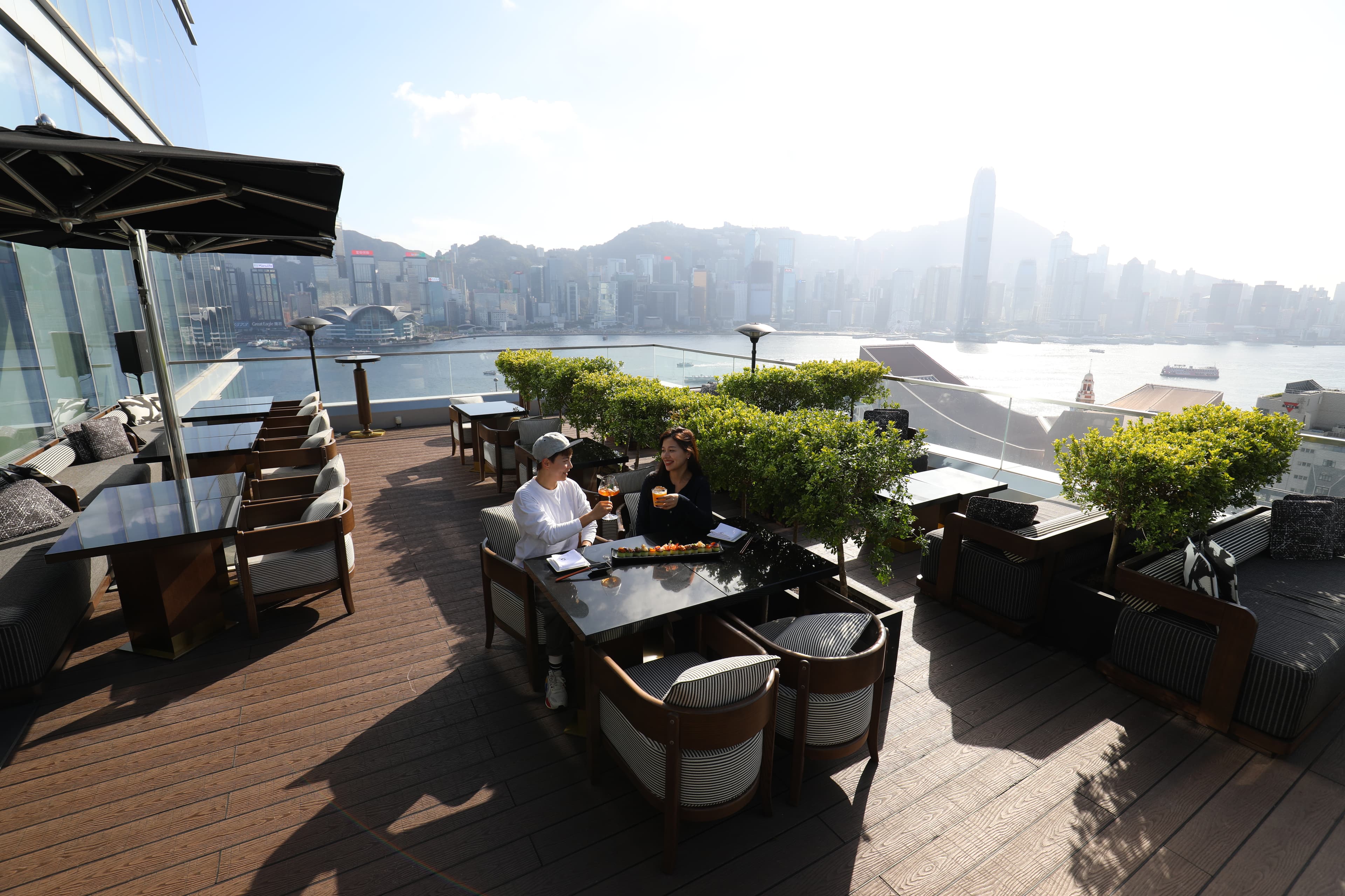 坐在「AQUA」附設的天台酒吧,是欣賞維港景色的最佳位置。