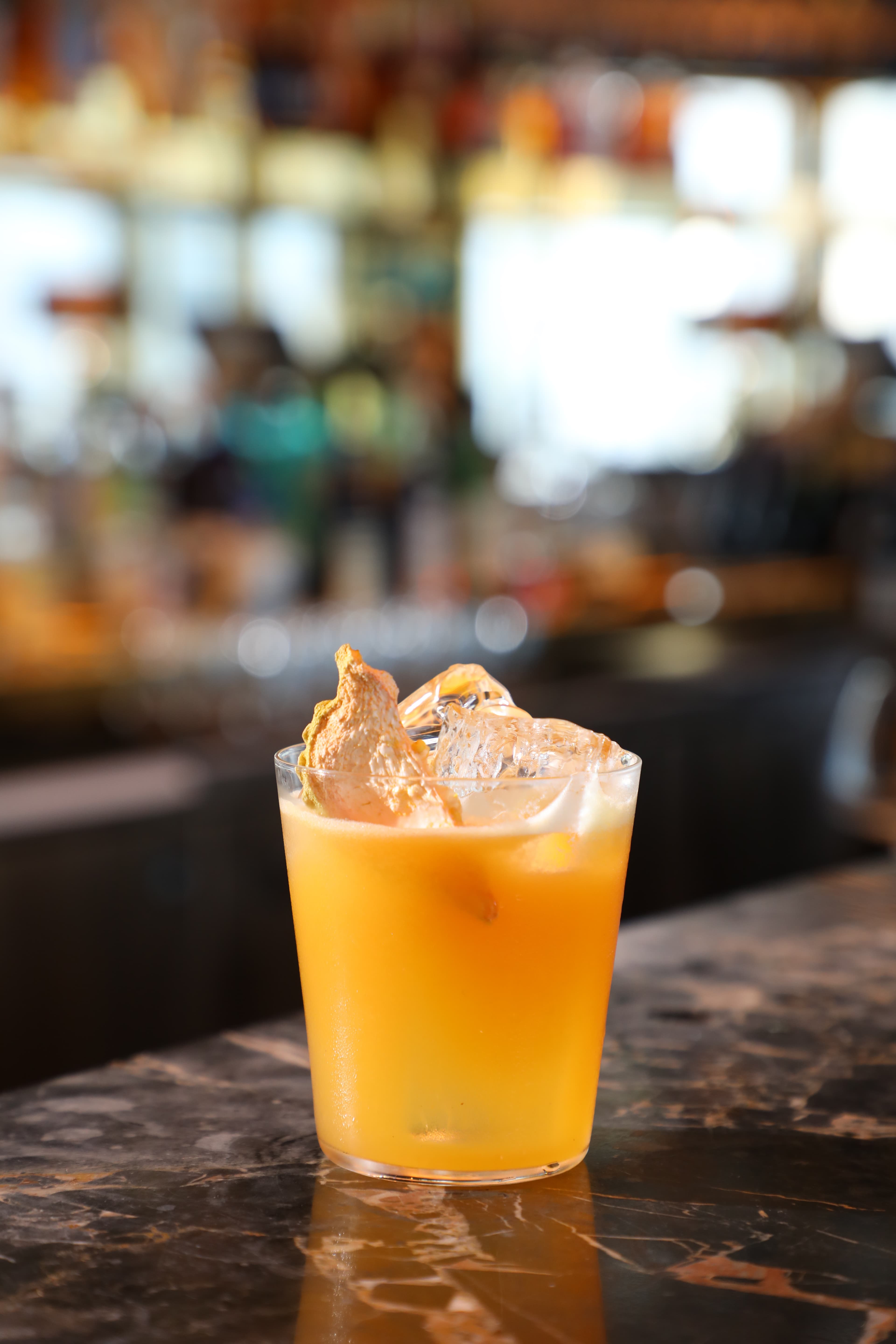 洋溢熱帶風情的「Tropical Sour」清爽可人。(港幣148元/杯)
