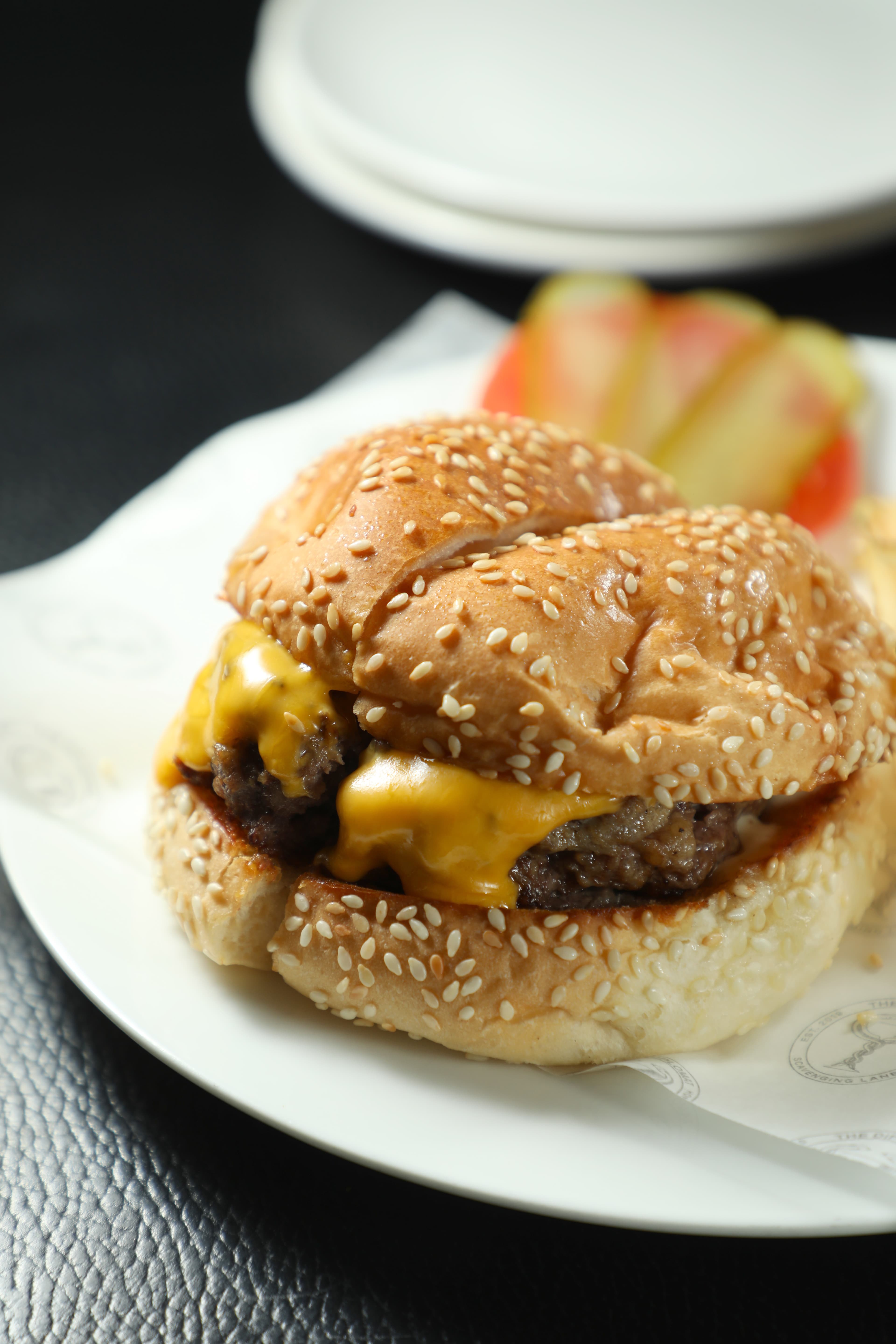 「The Diplomat Burger」用的是和牛漢堡肉，肉煎得極好。（港幣190元／份）