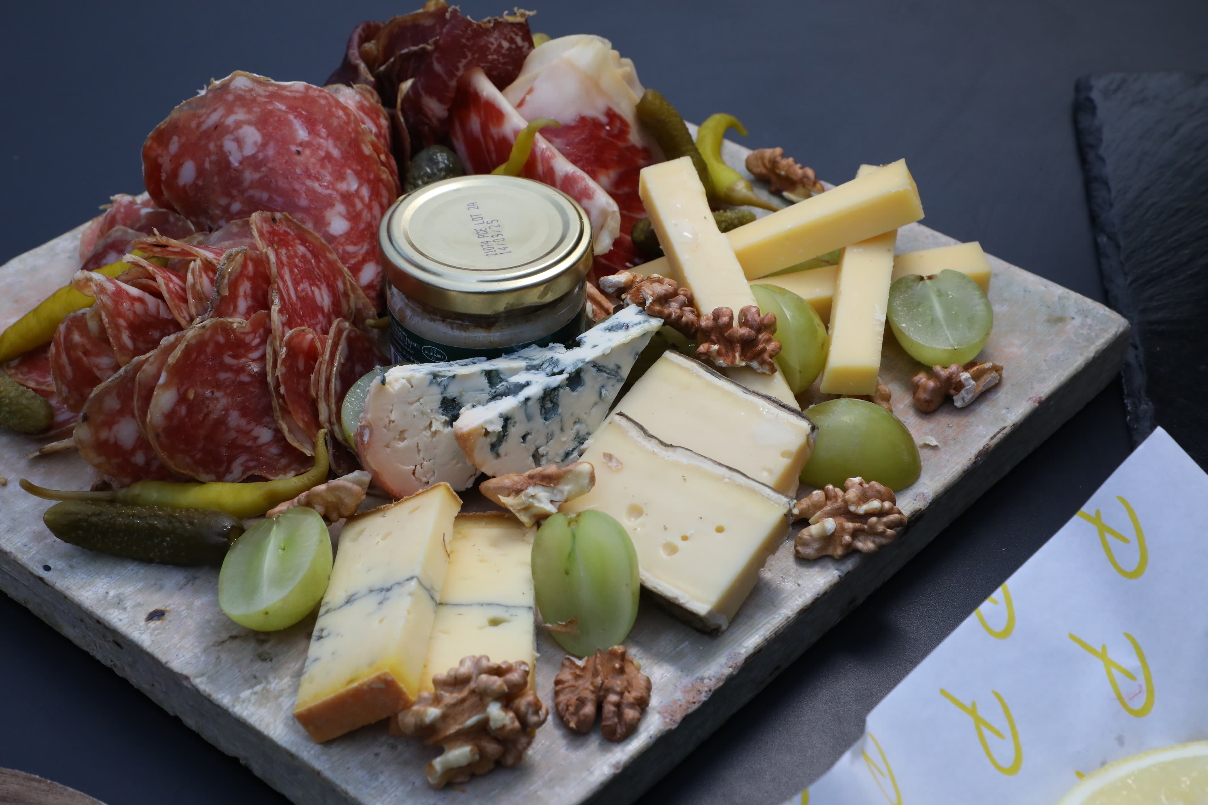 熟肉起司拼盤「Charcuterie and Cheese Mix Platter」也是推薦的下酒菜。（港幣498元／份）