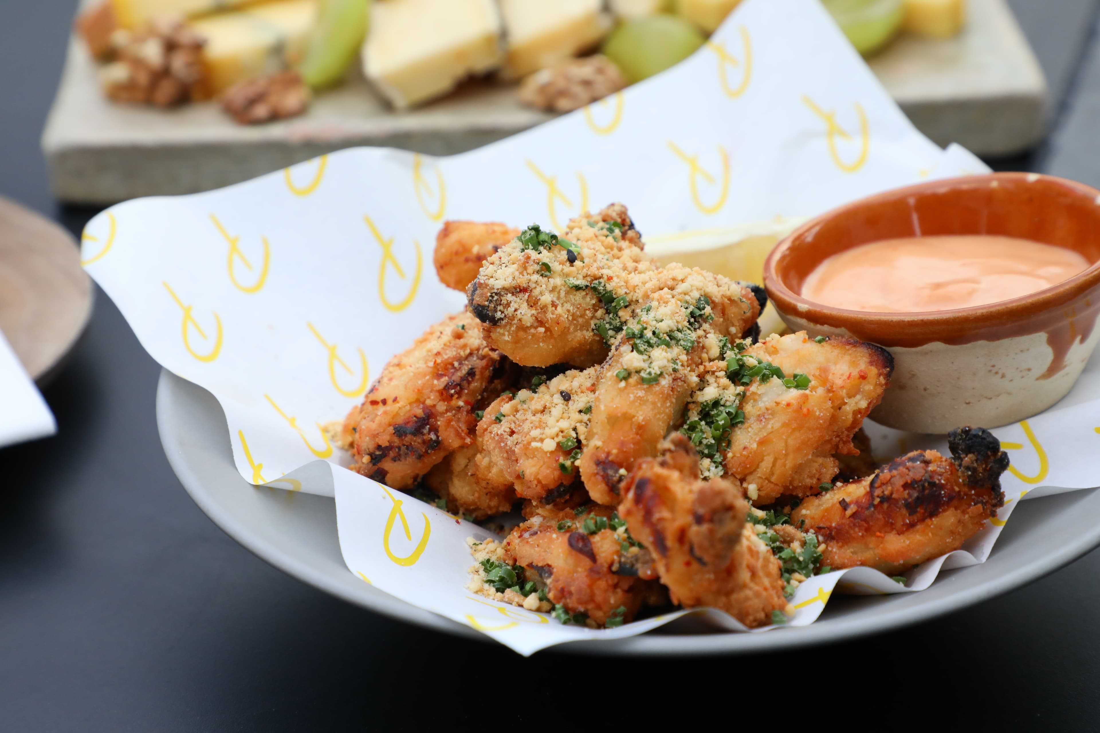 「Crispy Chicken Tender, Spice Peanut Sause 」的雞肉軟嫩，醬汁堅果香氣突出。（港幣298元／份）
