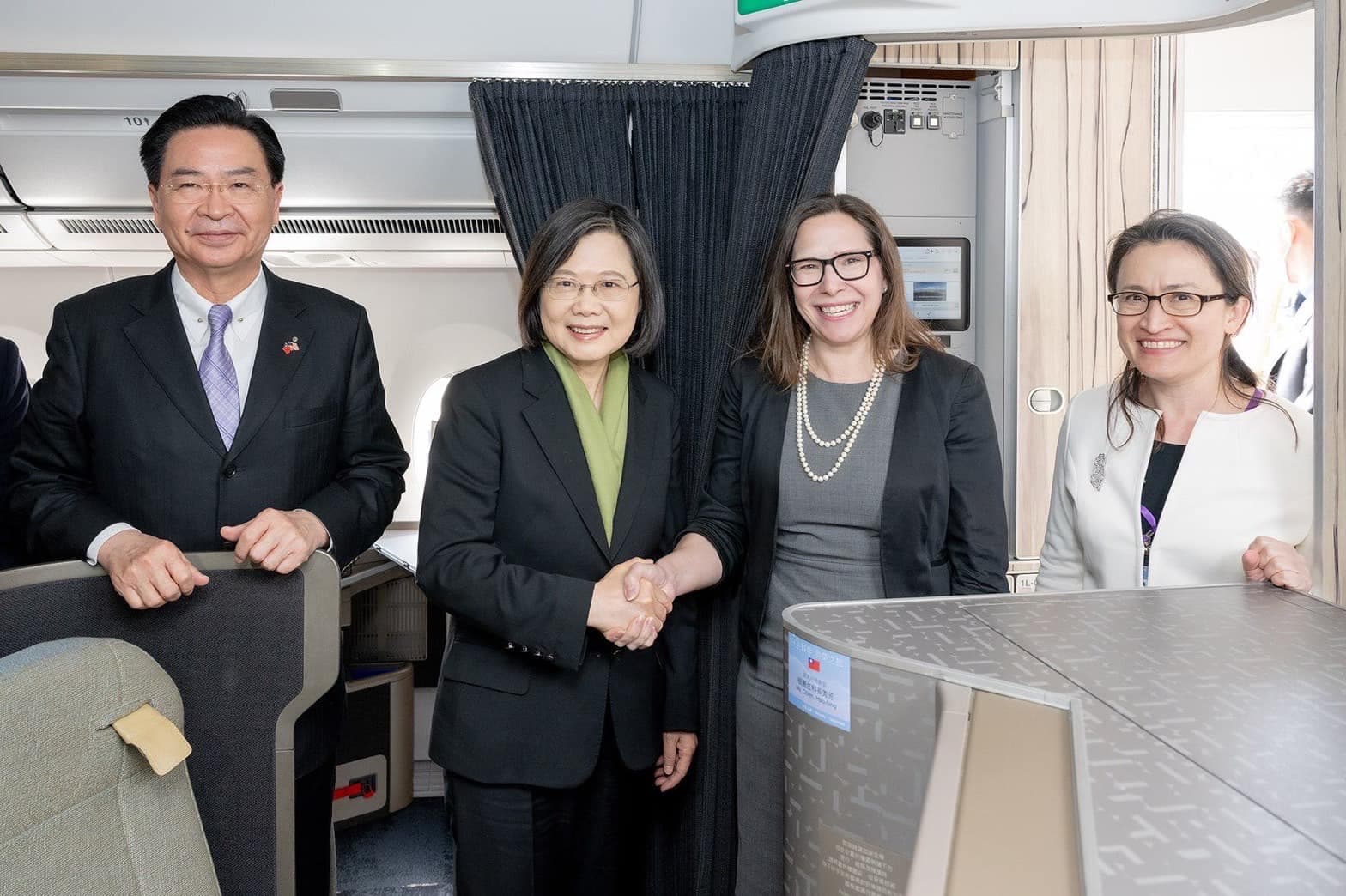 蔡英文(左二)抵達紐約,AIT新任主任羅森柏格(右二)、和我國駐美代表蕭美琴(右一)上機接機。左為外交部長吳釗燮。(翻攝自蔡英文臉書)