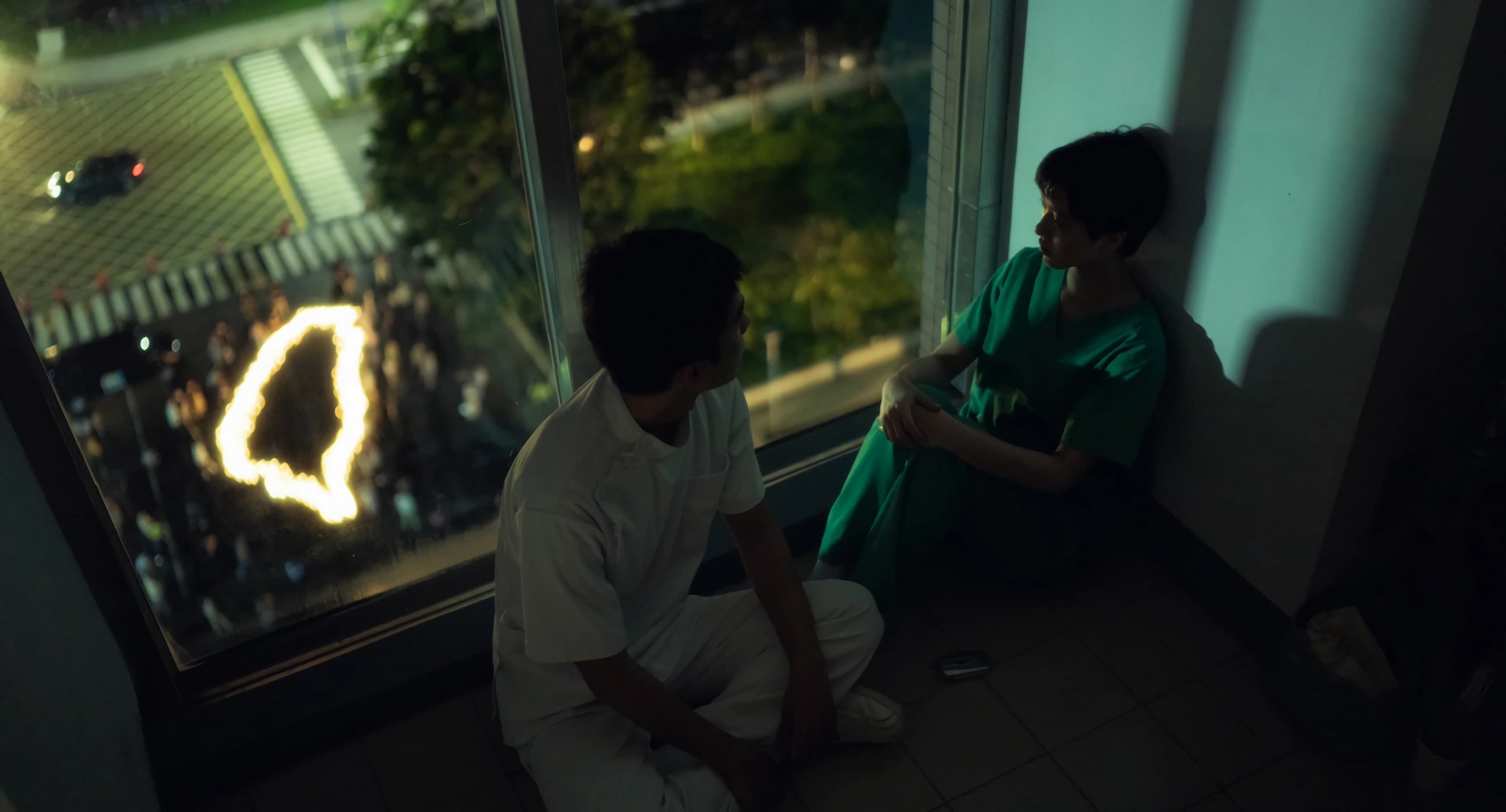 片中實習醫師項婕如(右)與護理師曾敬驊(左)因疫情被迫與外面的世界隔離。(CatchPlay提供)