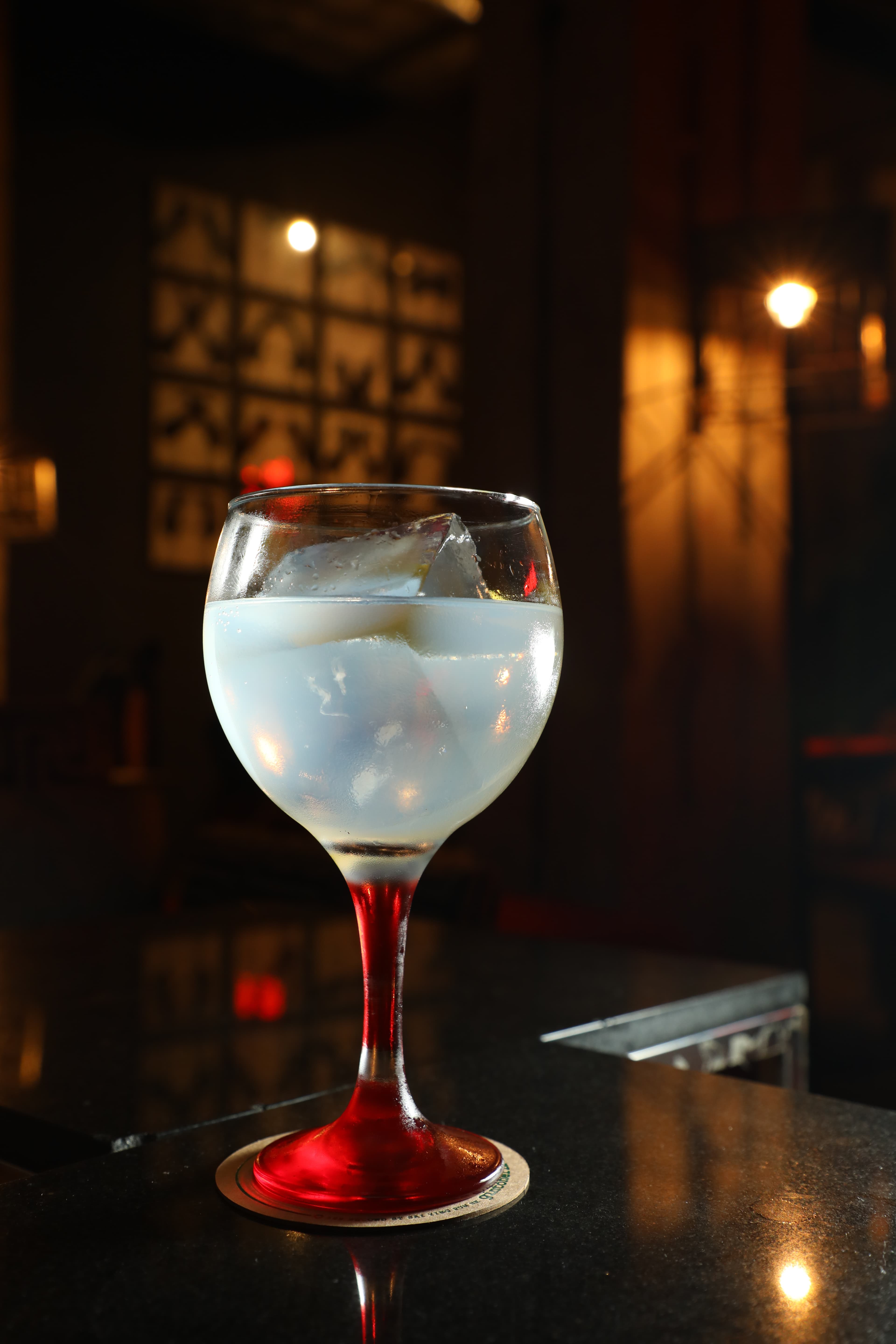 香港本地製造的琴酒「TWO MOONS G&T HK-Londen Dry」,順口易飲。(港幣160元/杯)
