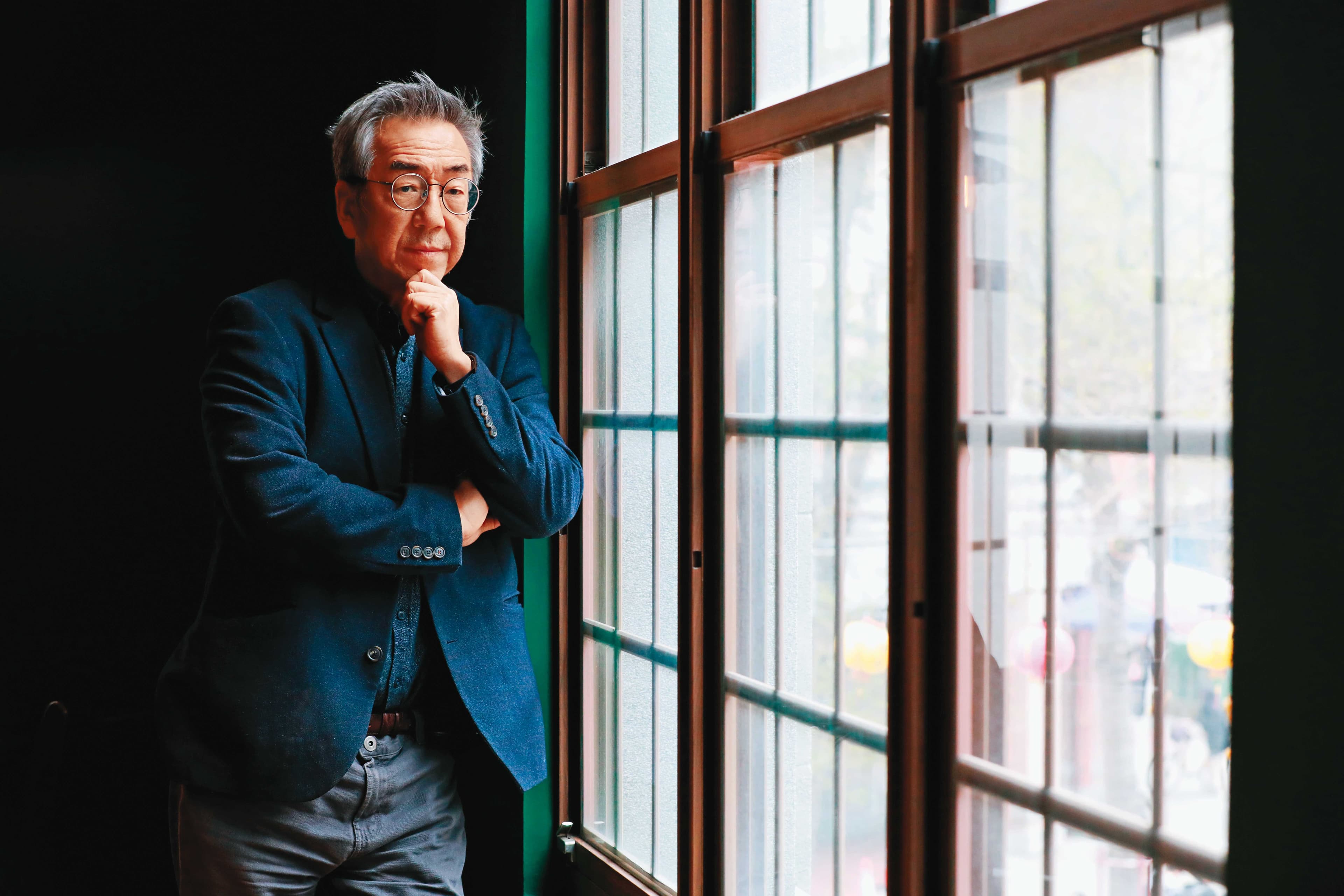 評論香港現狀,陶傑說:「香港變成灰姑娘的童話,午夜12點鐘聲響起,被打回原形。這不是香港的問題,不是中國的問題,是一個人的問題。」
