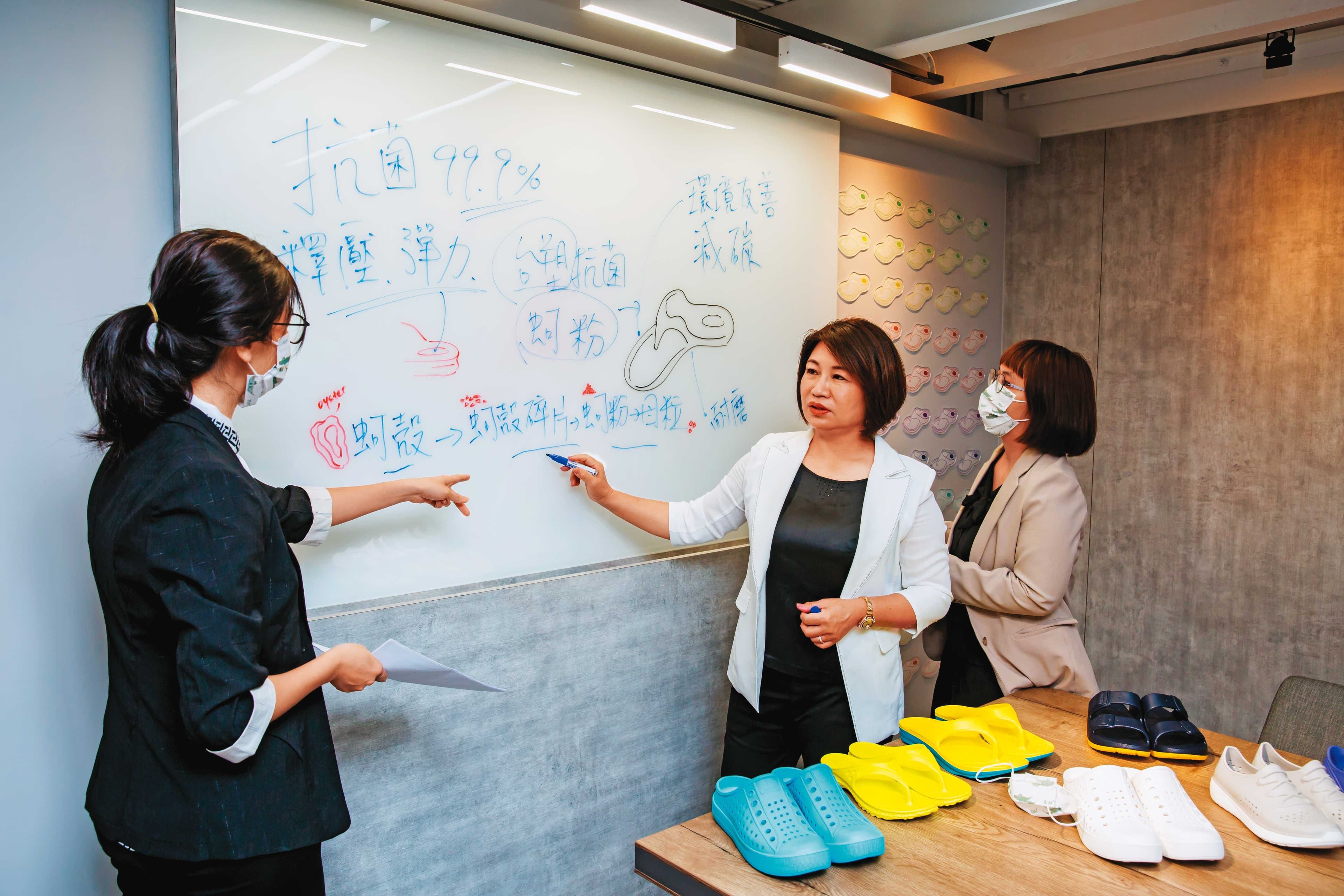 德成鞋業總經理呂淑珍(中)說,自己做鞋子做這麼久,始終沒沒無名,卻因為使用台塑抗菌殼粉做鞋一砲而紅。
