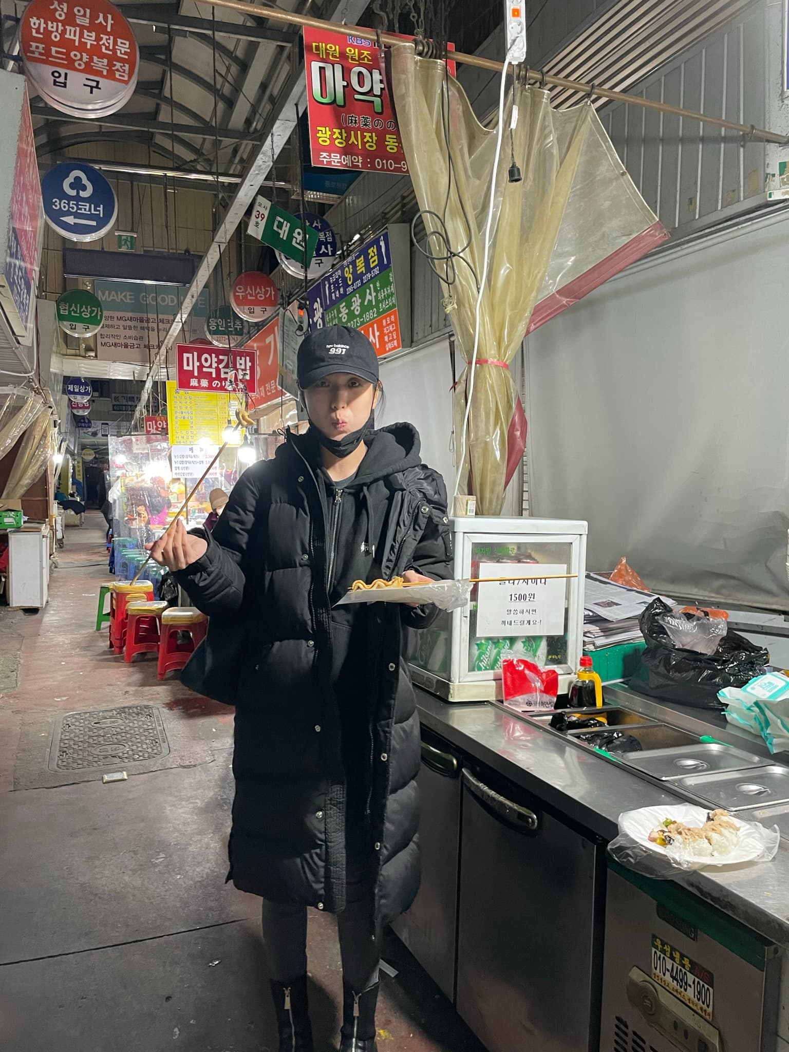 孫盛希回到韓國也特地到當地市集品嘗喜愛的小吃。（滾石唱片提供）