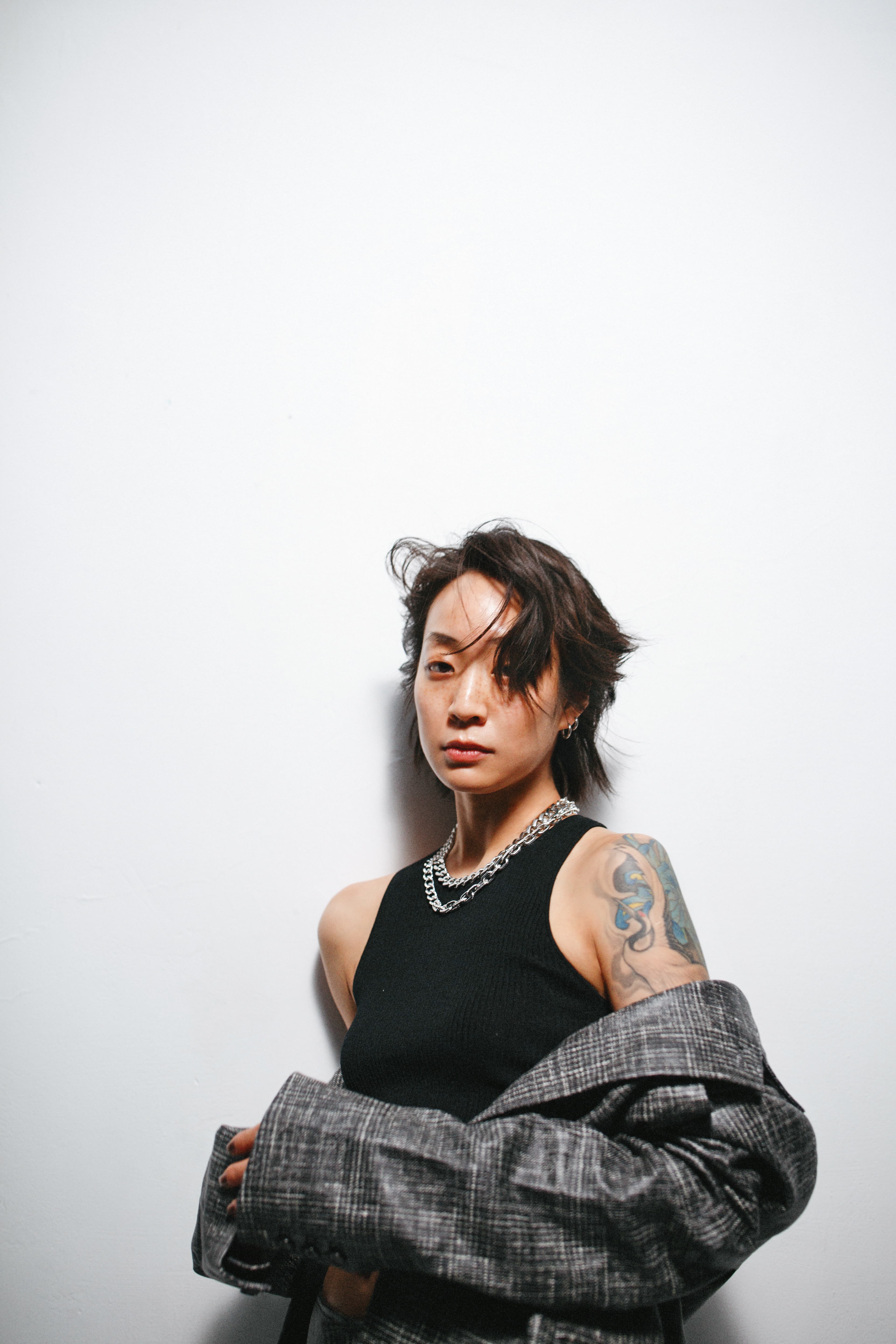 毛呢印花皮革西裝外套 價格店洽 by BOTTEGA VENETA／黑色背心 價格店洽 by Chloe／（上）Dextera項鍊 NT$13,000 by SWAROVSKI／（下）Dextera項鍊 NT$17,000 by SWAROVSKI