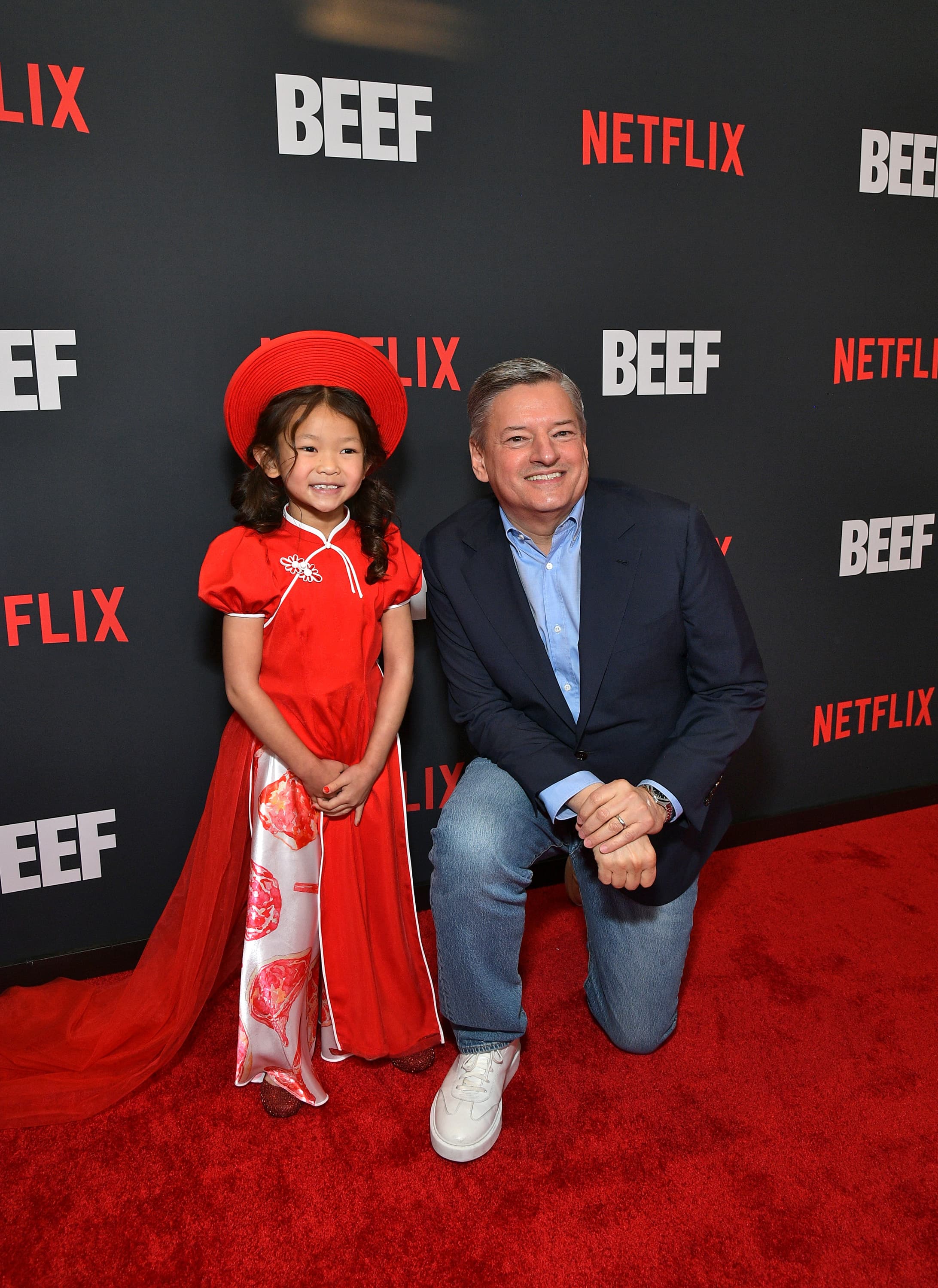 童星瑞蜜霍爾特(左)與Netflix共同執行長東尼薩蘭多斯(右)。(Netflix提供)