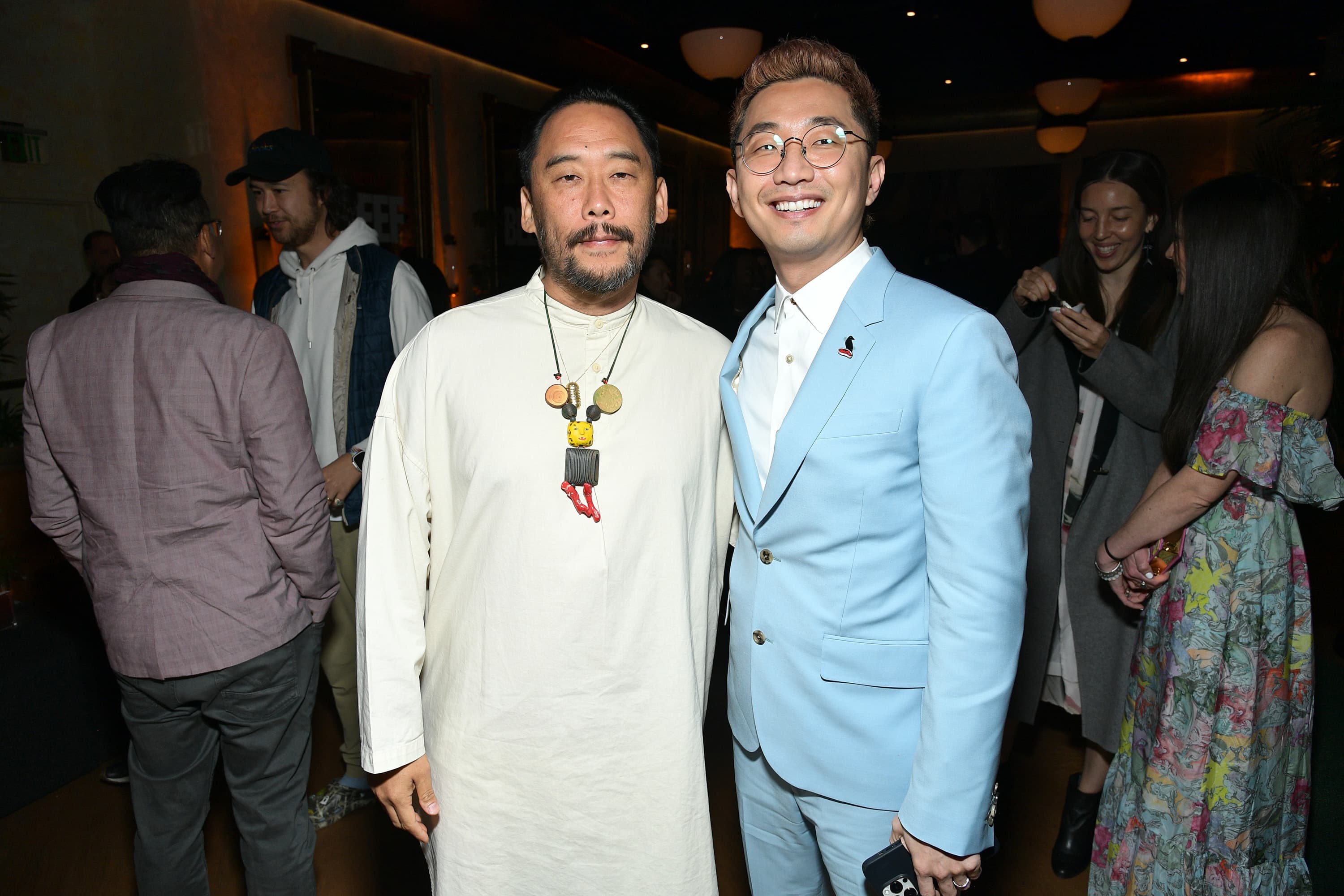 韓裔藝術家崔大衛(左)與《怒嗆人生》編劇兼節目統籌李宋金(右)。(Netflix提供)