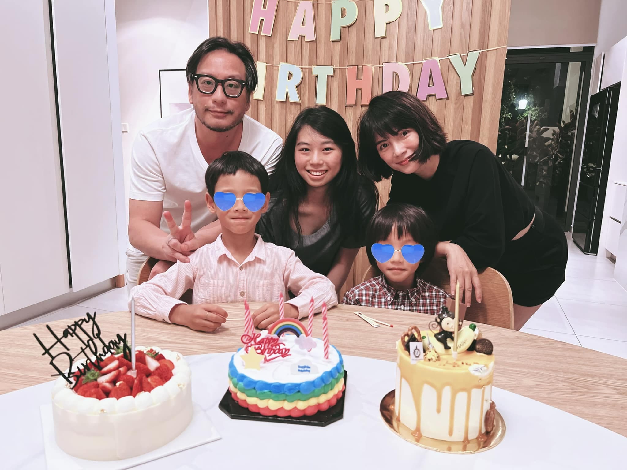 去年雙胞胎兒子過6歲生日,李心潔與彭順一家五口齊聚慶祝。(李心潔臉書)