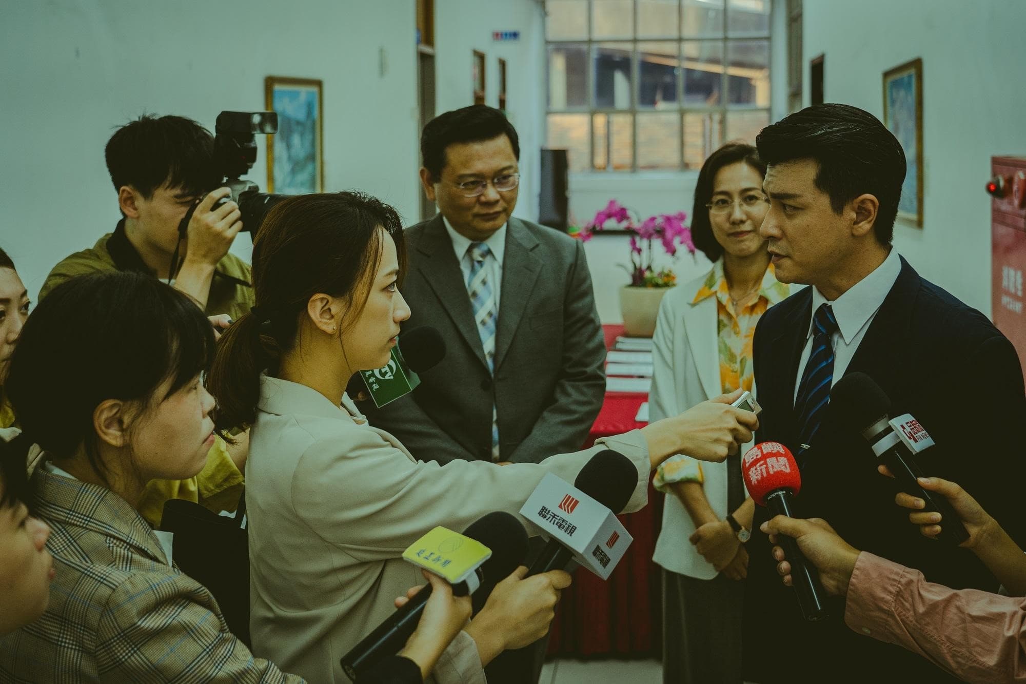 《和平歸來》以政治劇內核融入醫療元素,唐豐(右)在劇中飾演台北市長「葉九昇」。(馬克吐溫國際影像提供)