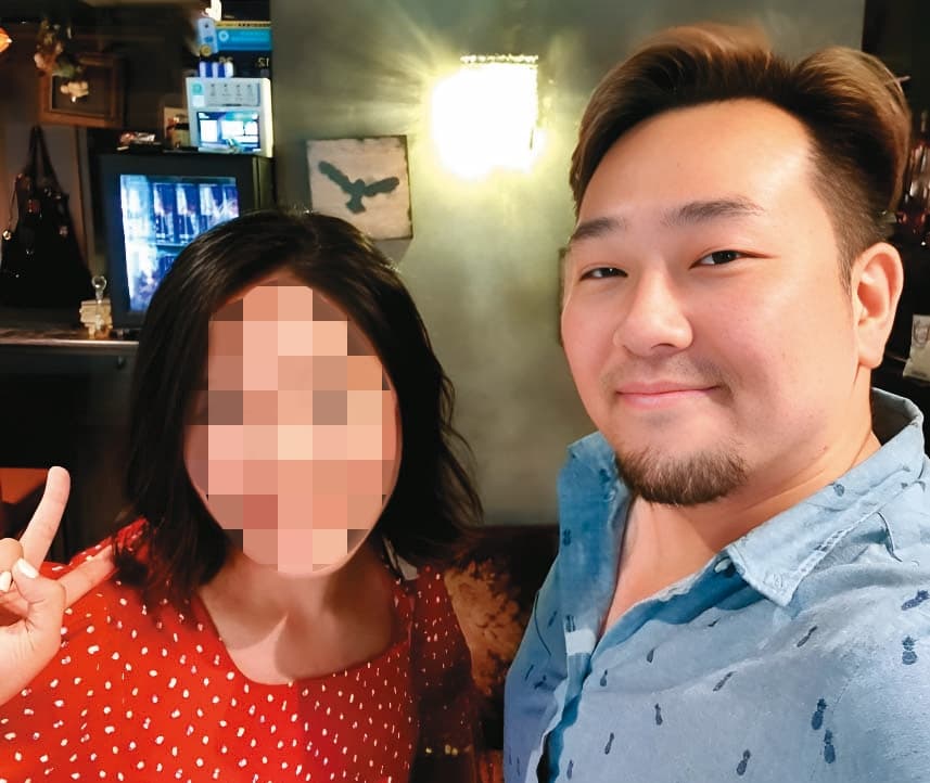 張覺引(右)常主動跟同事的客人(左)搭訕,還會私下留聯絡方式。(讀者提供)