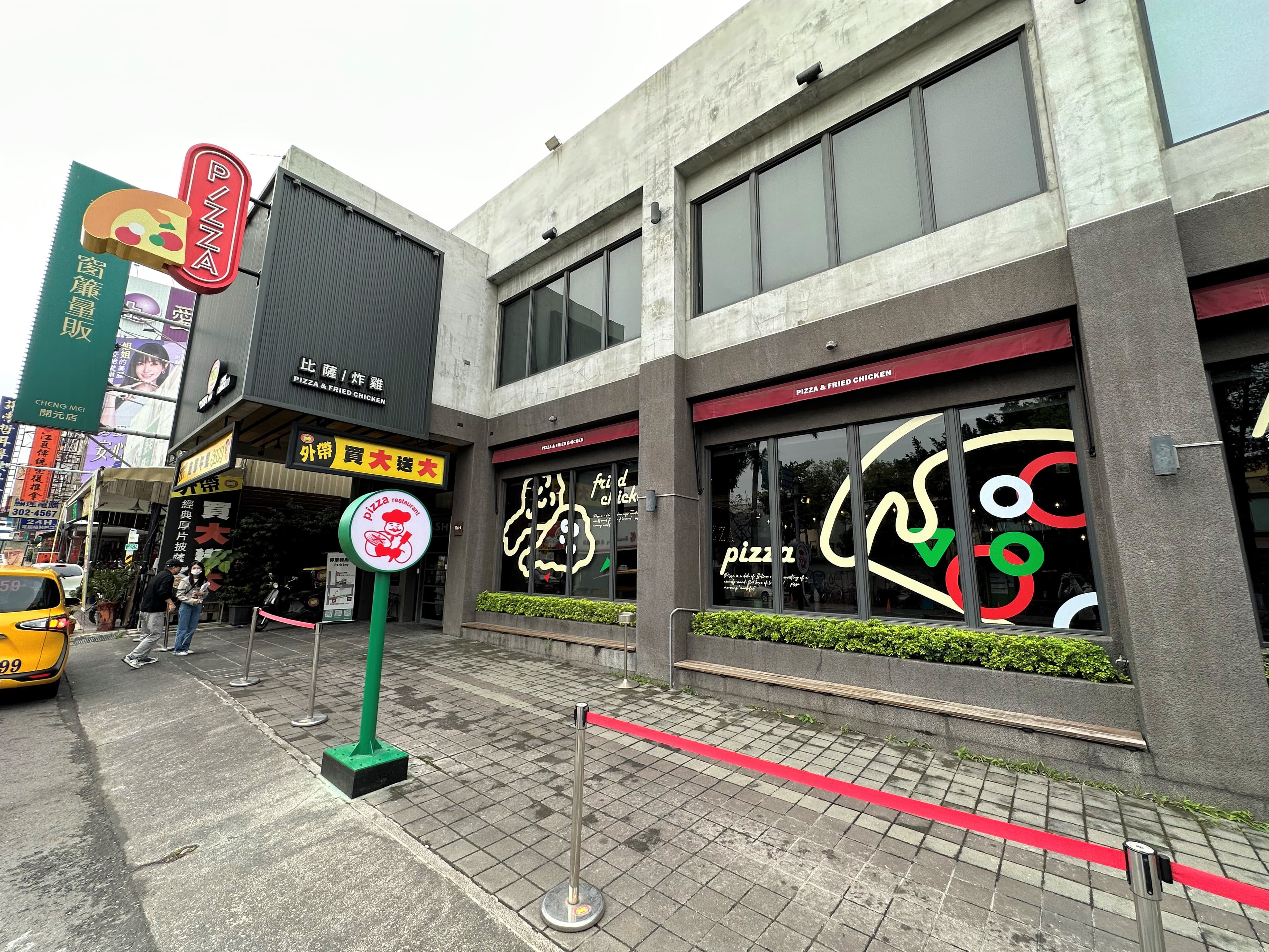 「8818比薩屋」總店在台南市立棒球場對面,後來在台南永康區也開了分店。