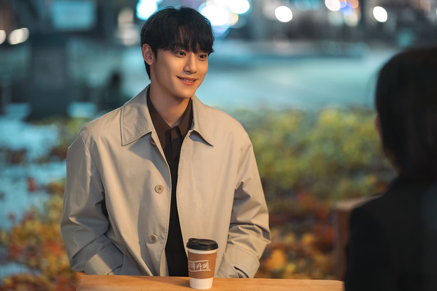 李到晛在《黑暗榮耀》幫助宋慧喬復仇,與林智妍是對立的兩方。(Netflix提供)