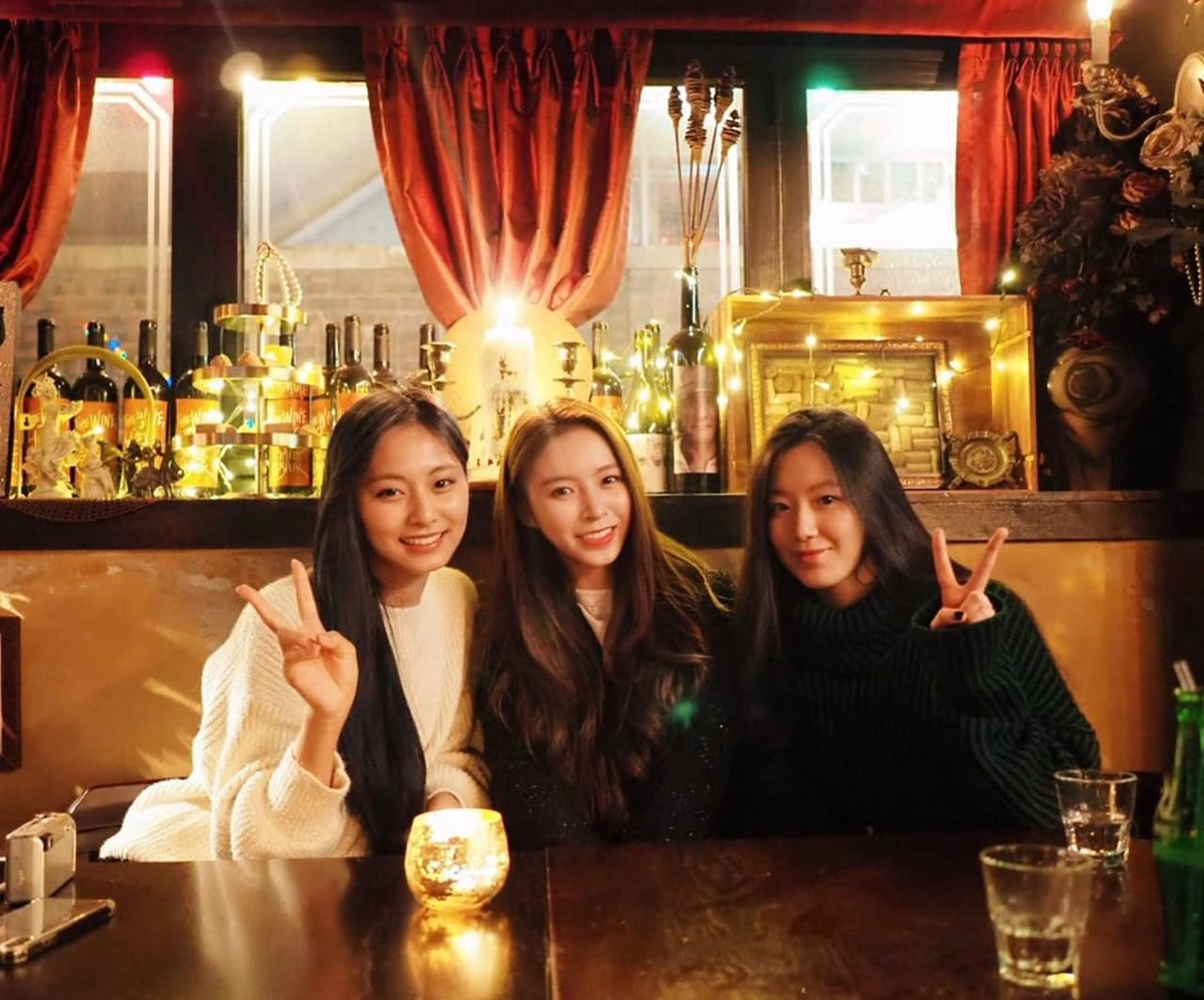 前CLC的港籍成員Elkie（莊錠欣）與子瑜（左）、舒華也是好姐妹。（網路圖片）