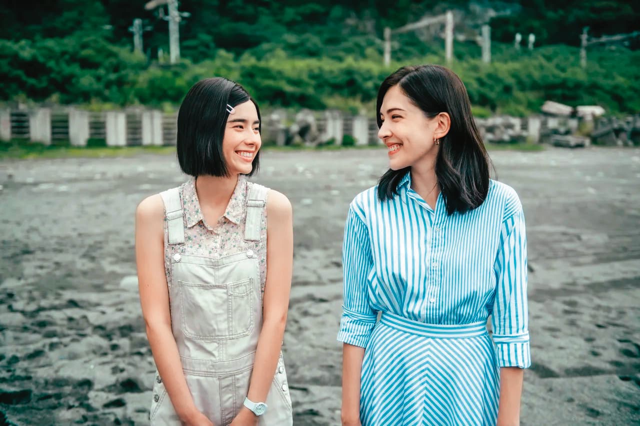 林奕嵐(左)去年憑影集《她和她的她》飾演許瑋甯(右)少女時期的「小林晨曦」一角而走紅。(Netflix 提供)