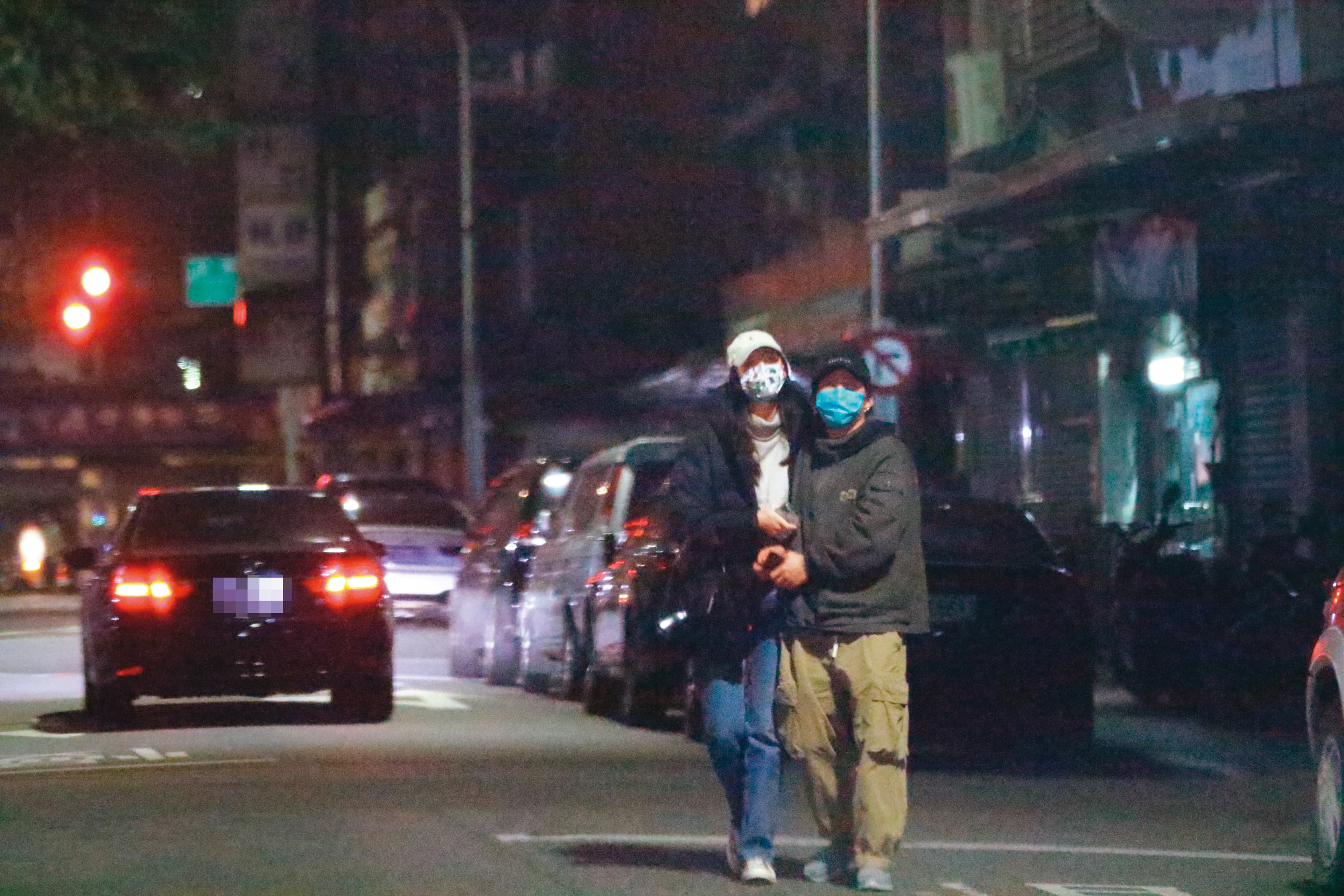 今年1月,林奕嵐(左)被本刊拍到跟巫建和在街上約會並「隔罩親吻」,結果戀情馬上夭折。