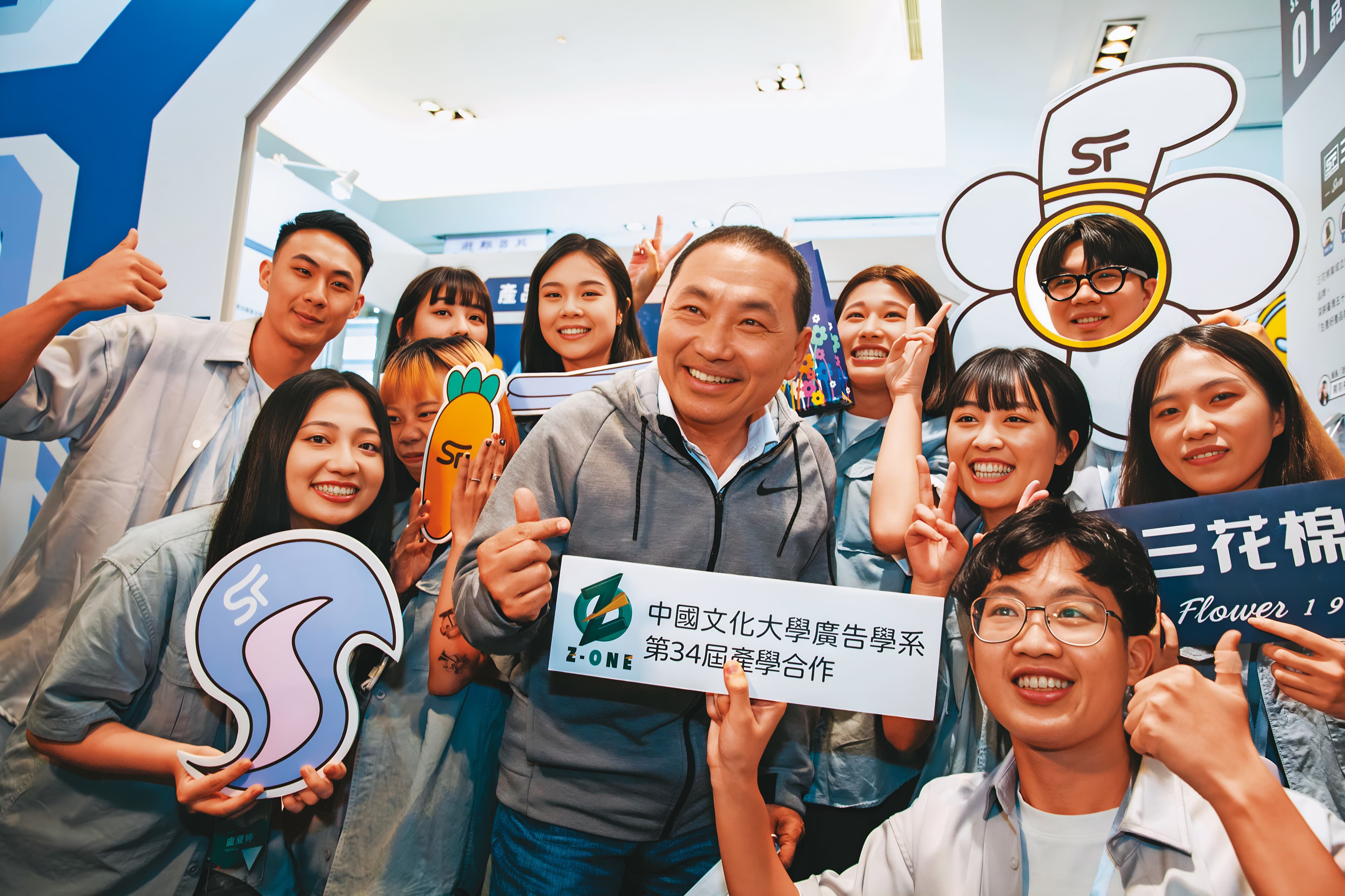 侯友宜鮮少談及兩岸等論述,將重心放在市政議題以及與民眾交流。圖為侯出席文化大學廣告系畢業展。