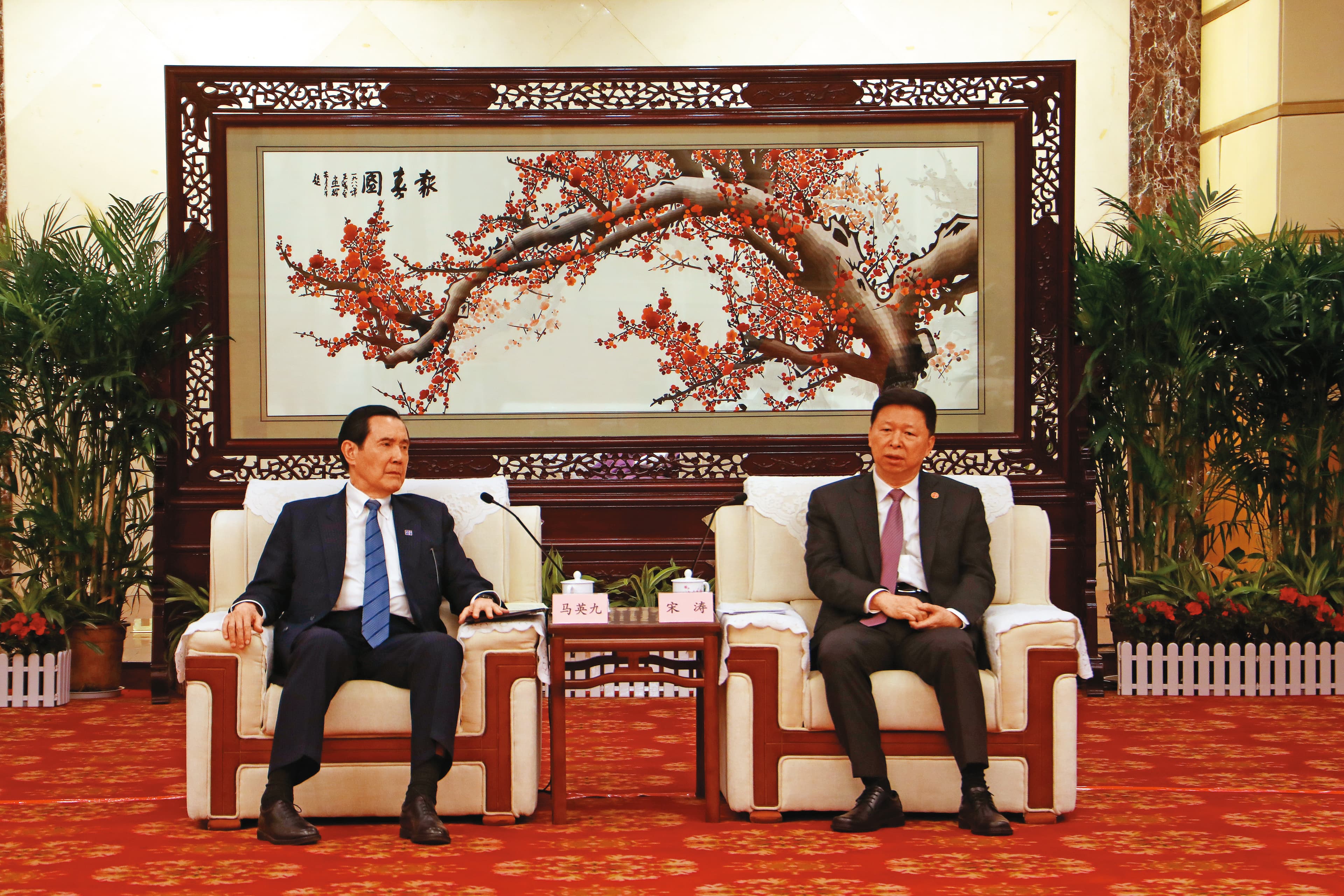馬英九（左）3月30日在武漢與國台辦主任宋濤（右）見面，談及「九二共識」。（馬辦提供）