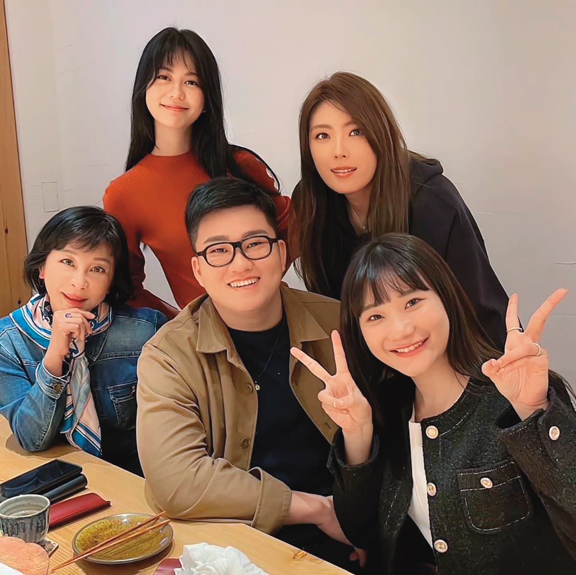 愛莉莎莎(右起)、理科太太、Joeman和白癡公主都認吳淡如當乾媽,5人都有炎上體質。(翻攝自Joeman IG)