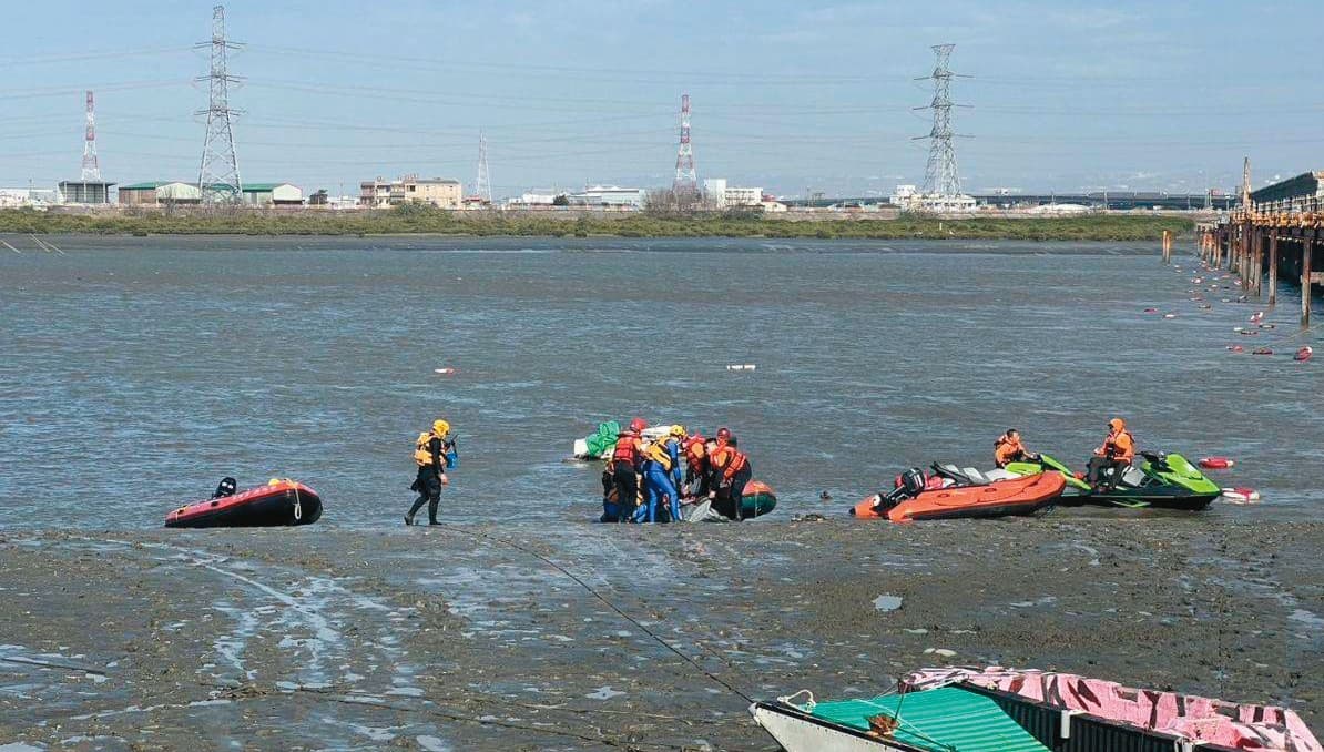 海巡人員除在海岸邊打撈偷渡客浮屍外,也與檢警連手追緝幕後人蛇集團。(海巡署提供)