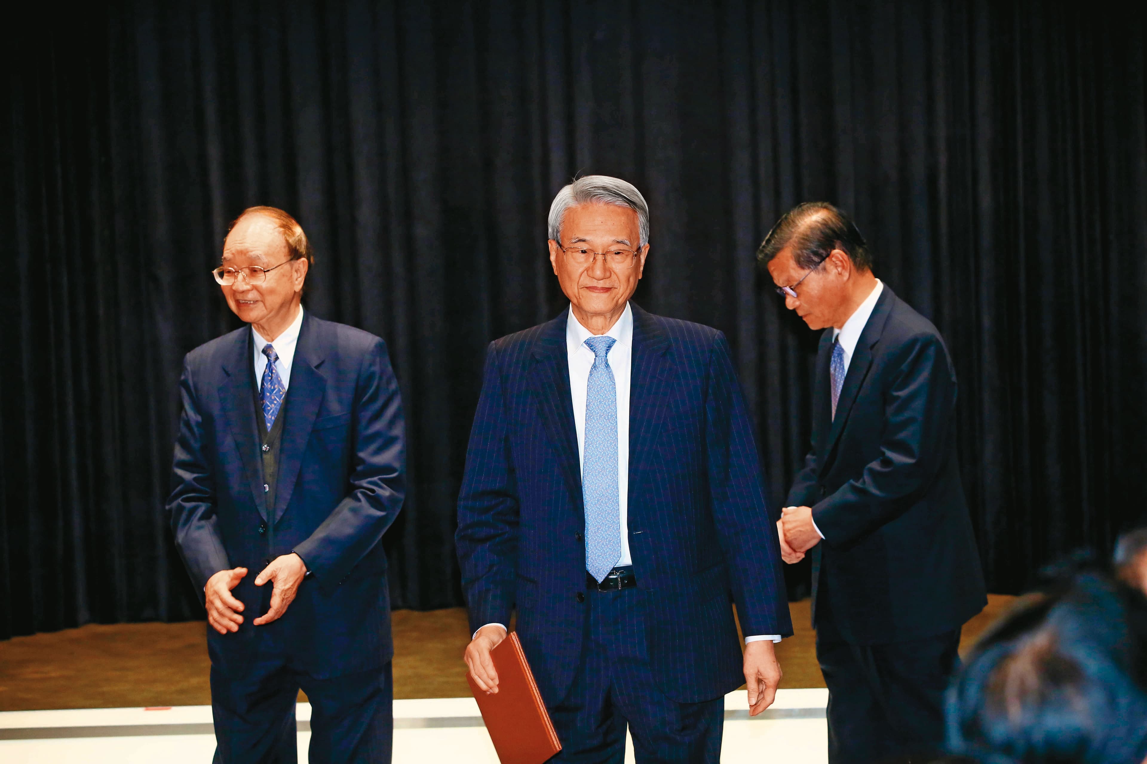 吳東昇成功拿下新光三越，是大哥、新光金創辦人吳東進（中）極力促成。