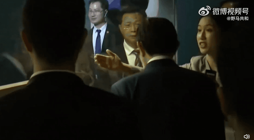 正妹導覽員跟中共官員都嚇壞了。(翻自微博)