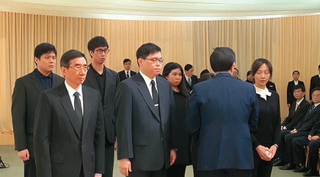 長榮大房長子張國華與二房長子張國煒,2016年一同出席父親張榮發的告別式。(長榮提供)