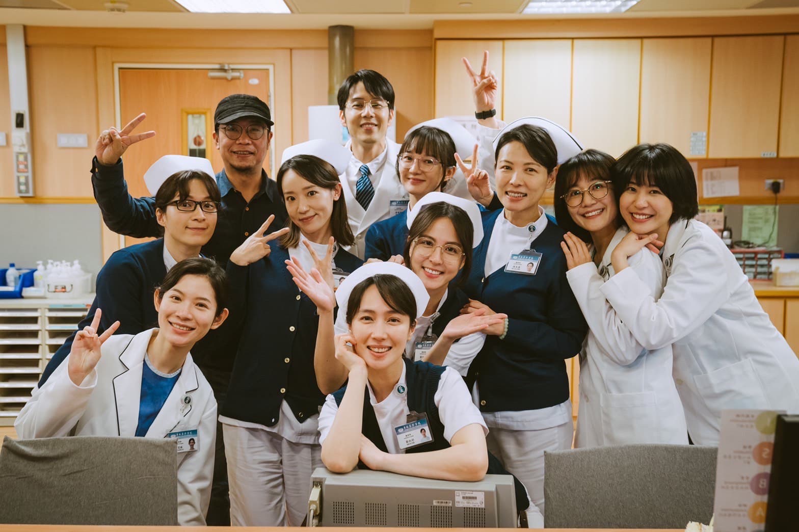 胡宇威、陳孝萱、黃瀞怡(小薰)、魏蔓、李杏、林子熙、陳婉婷、陳璇、陳怡安、丁艾瑪全部齊聚一堂拍殺青戲。(大愛提供)