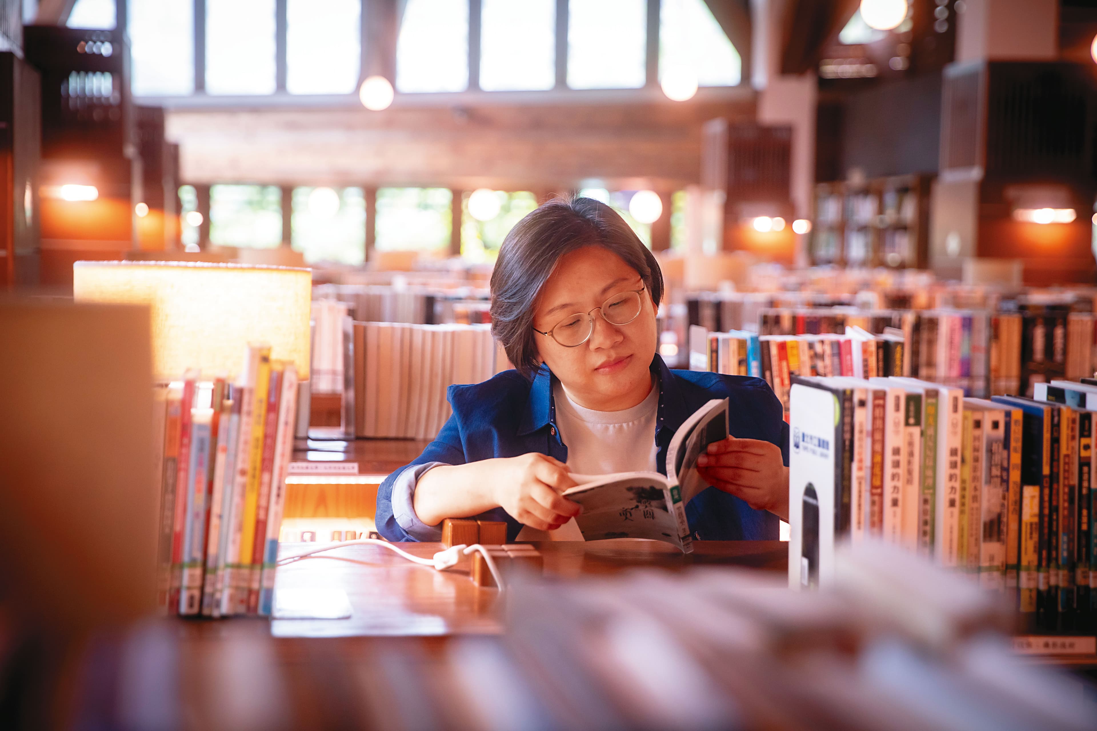 童年家境困苦，在圖書館看《亞森羅蘋全集》《吳姐姐講歷史故事》是陳培瑜的出口。