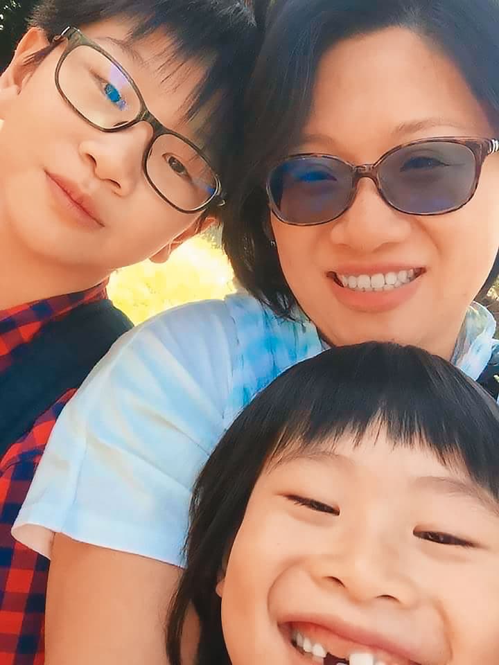 陳培瑜與2個兒子感情好，有說不完的話。（陳培瑜提供）