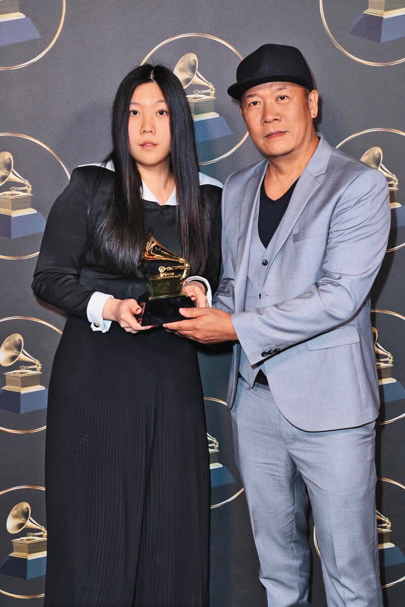 蕭青陽(右)與女兒蕭君恬(左)攜手合作贏得葛萊美獎「最佳唱片包裝設計獎」。(蕭青陽工作室提供)
