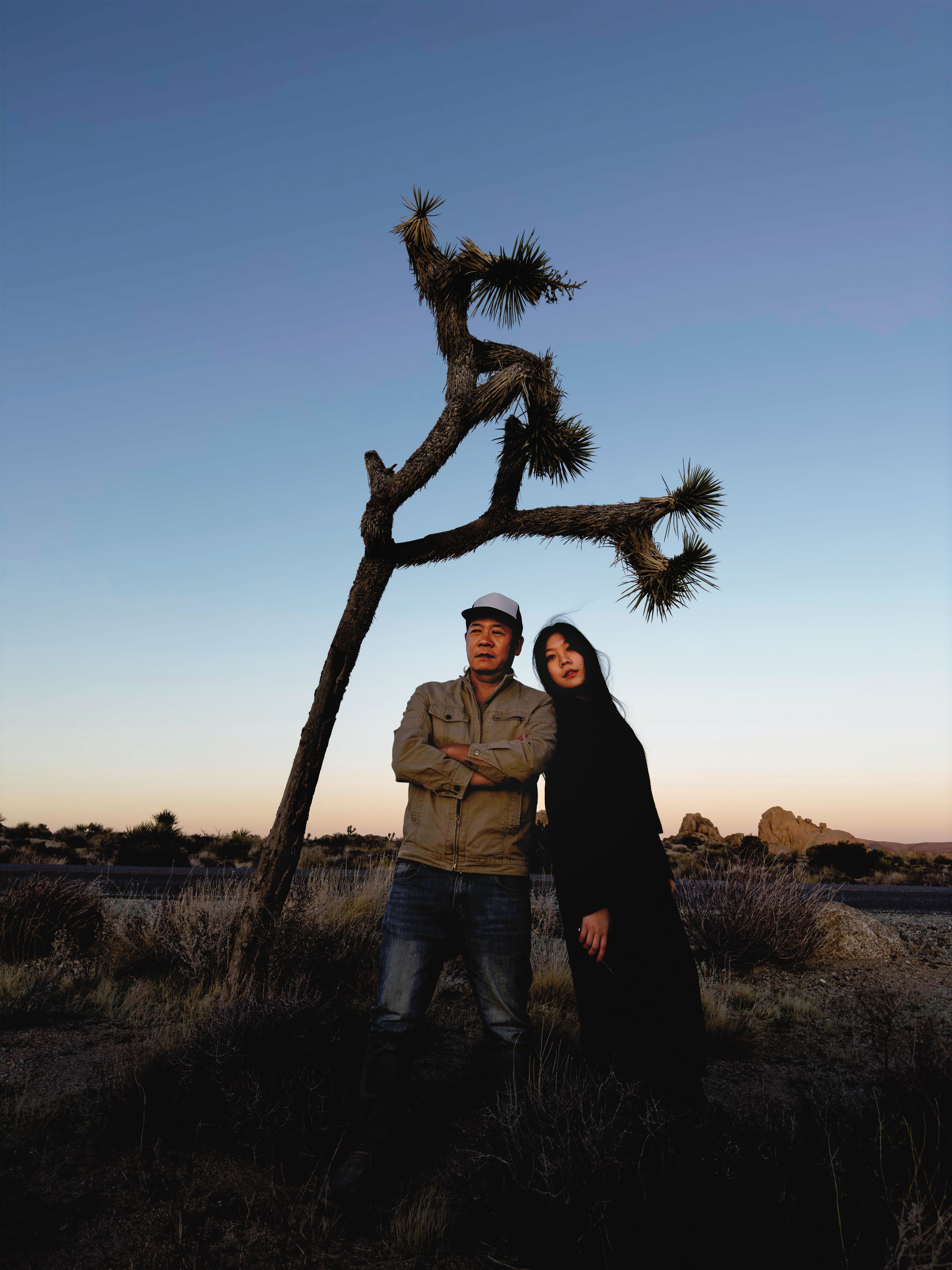 蕭青陽(左)與女兒蕭君恬(右)在得獎之後,重回沙漠與U2樂團《The Joshua Tree》專輯中的約書亞樹合影。(蕭青陽工作室提供)