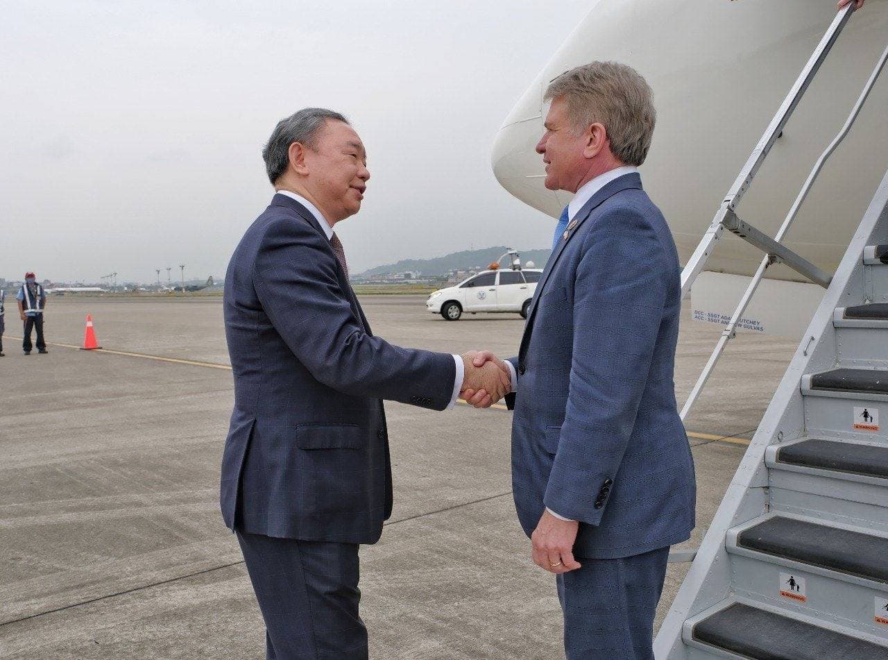 麥考爾(右)抵台,外交部派出常務次長俞大㵢(左)接機。(外交部提供)